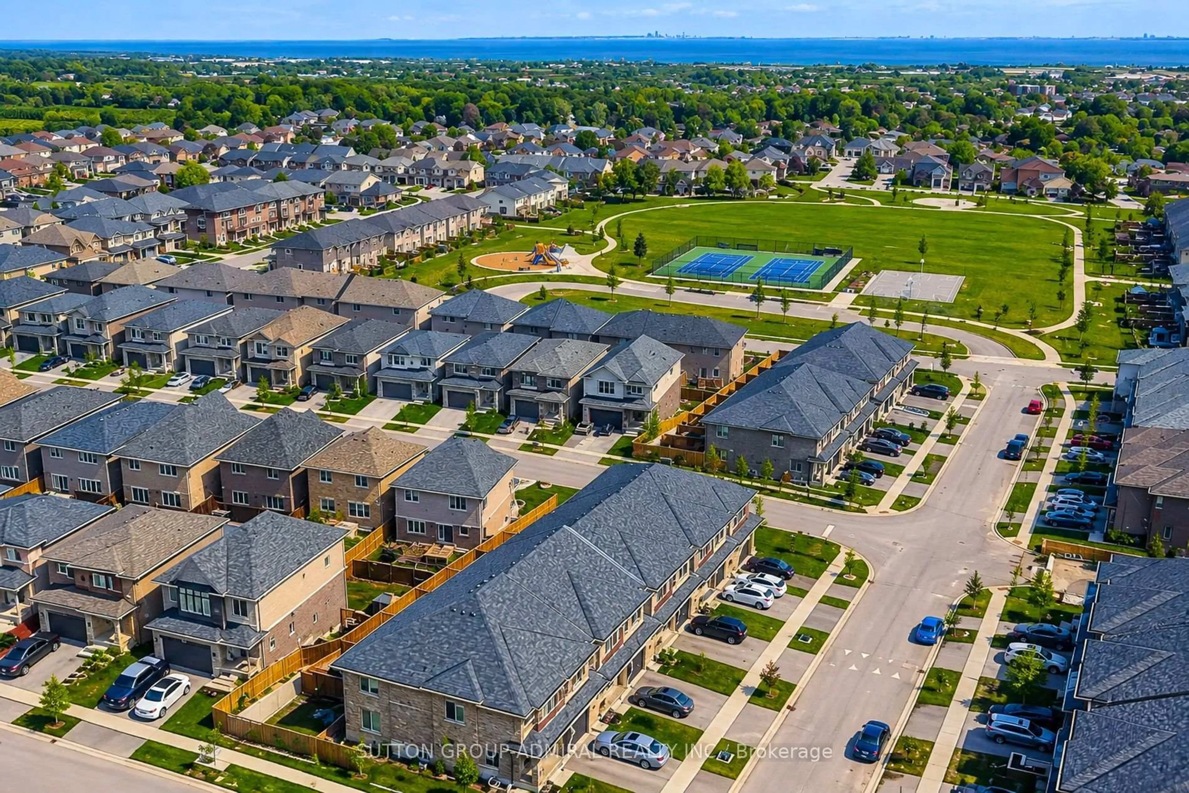 A pic from outside/outdoor area/front of a property/back of a property/a pic from drone, street for 4002 Crown St, Lincoln Ontario L3J 0S6