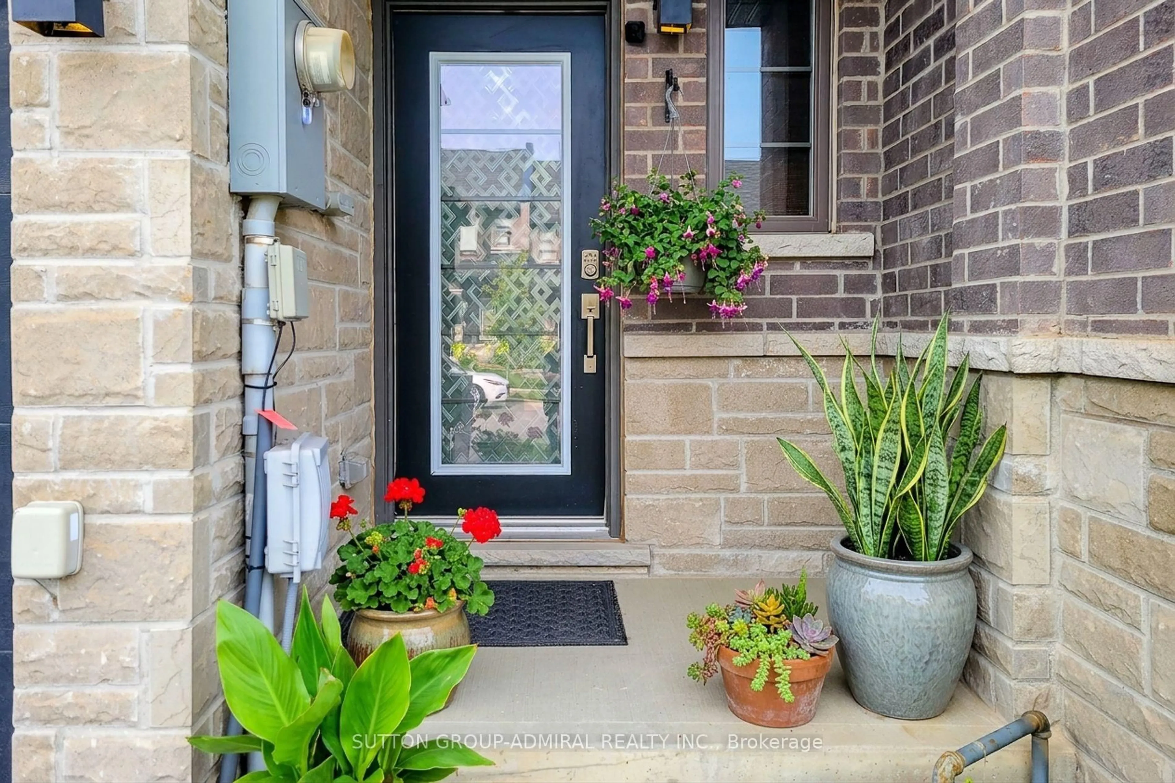 Indoor entryway for 4002 Crown St, Lincoln Ontario L3J 0S6