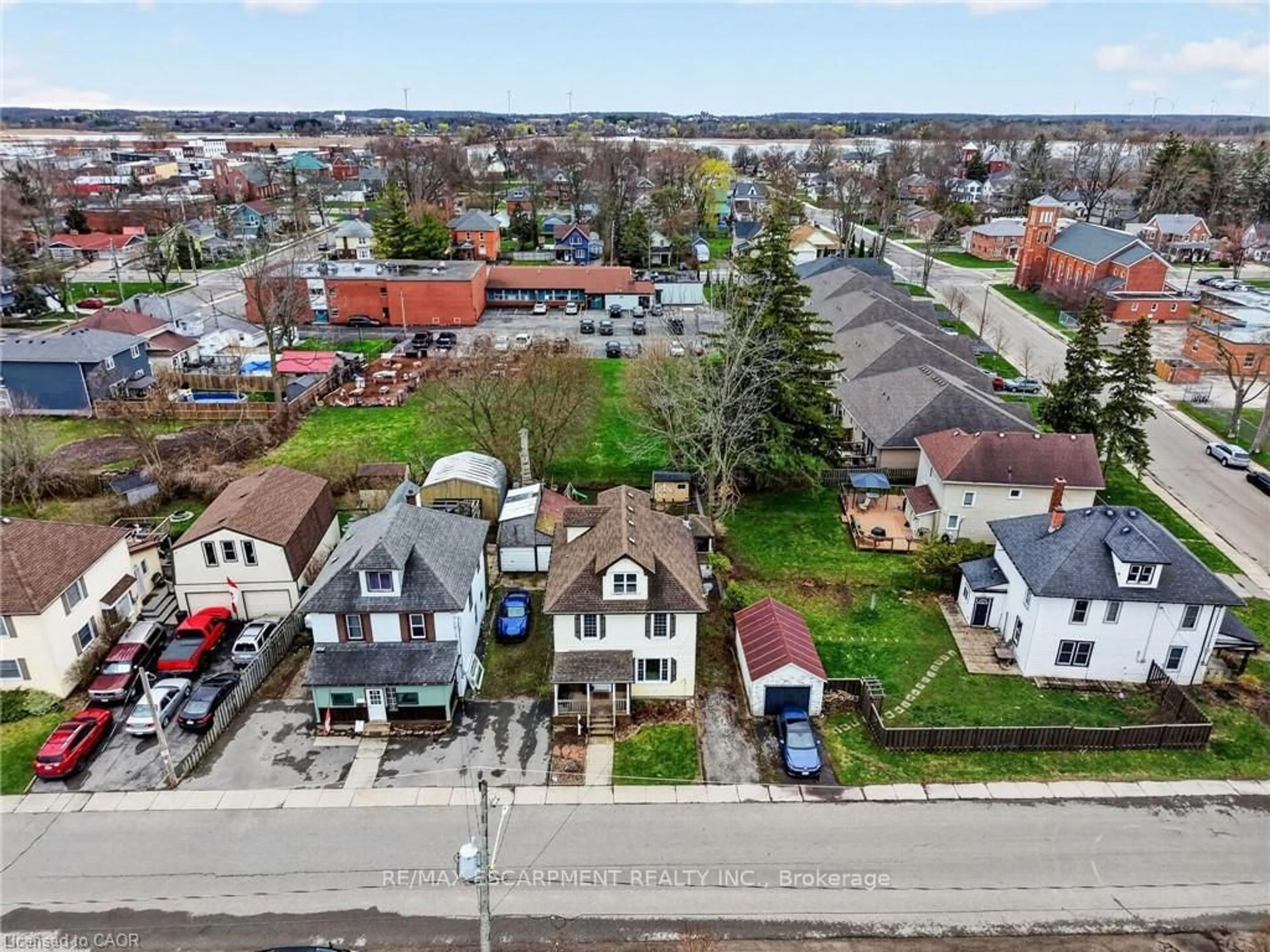 A pic from outside/outdoor area/front of a property/back of a property/a pic from drone, street for 122 South Cayuga St, Haldimand Ontario N1A 1P5