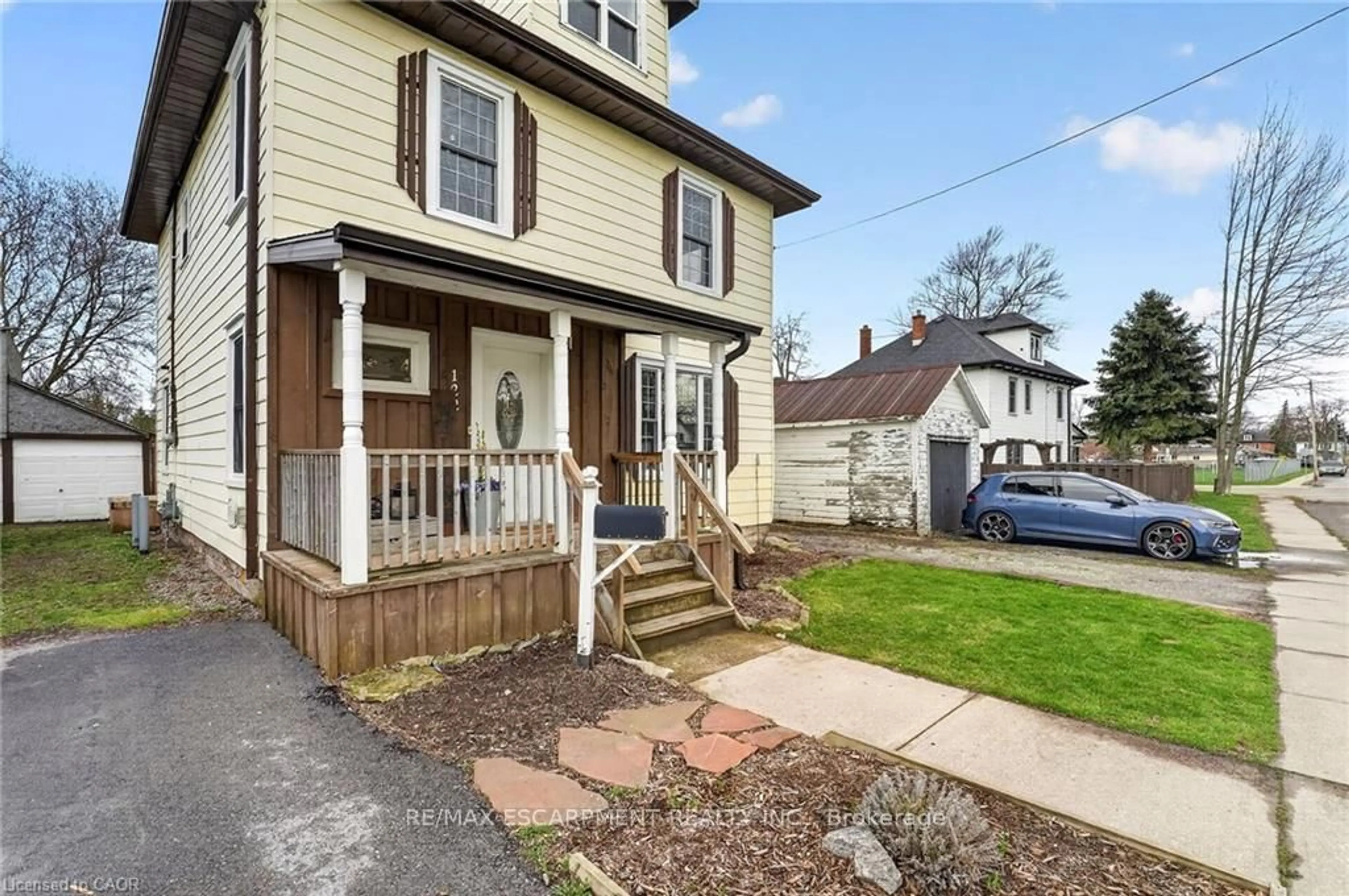 Home with vinyl exterior material, street for 122 South Cayuga St, Haldimand Ontario N1A 1P5