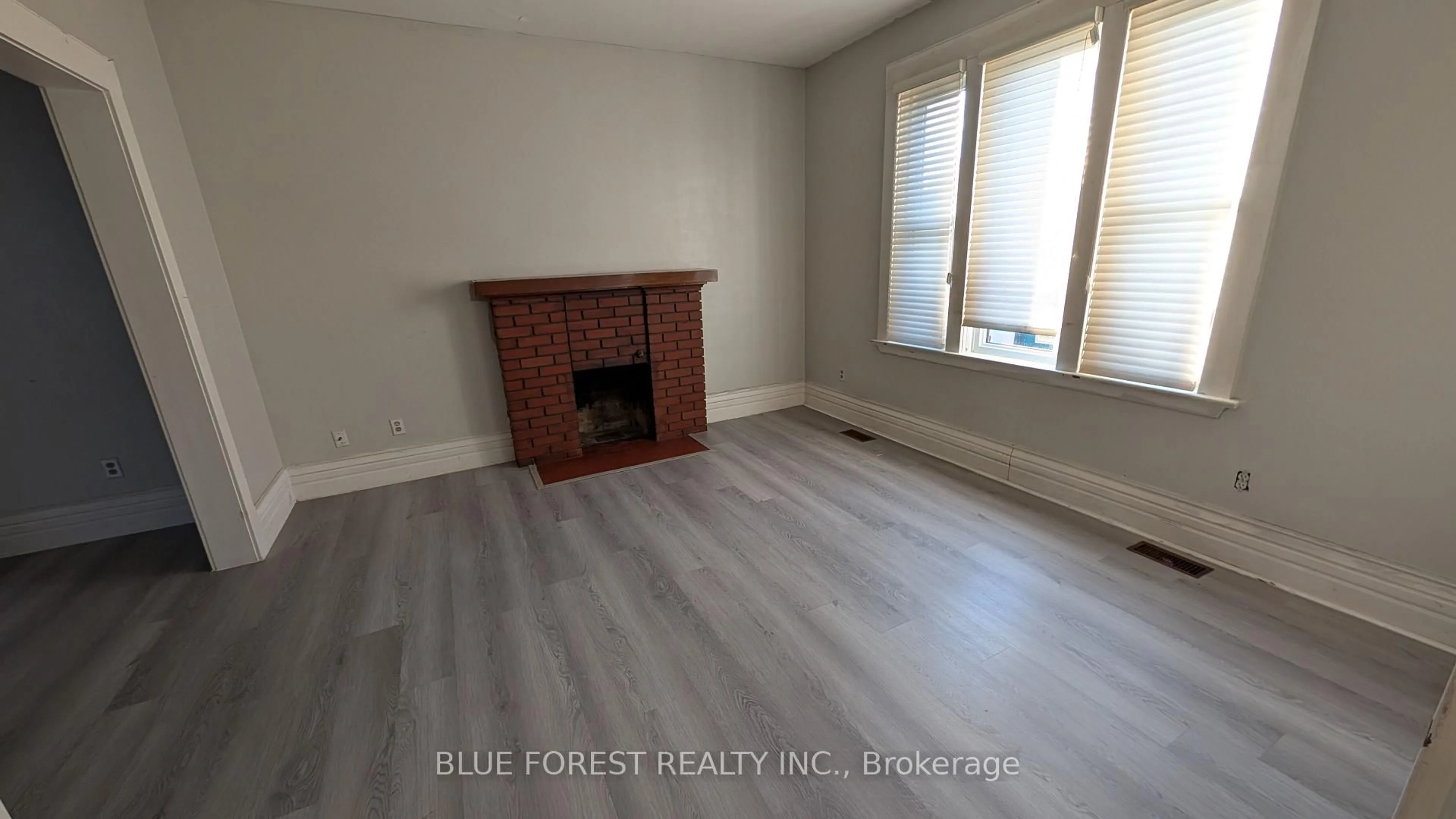 A pic of a room for 867 Queens Ave, London East Ontario N5W 3H7