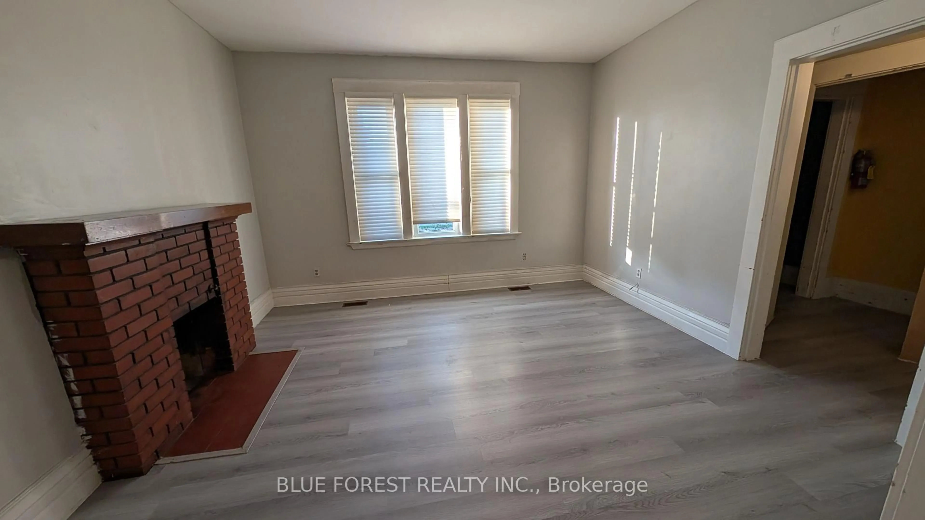 A pic of a room for 867 Queens Ave, London East Ontario N5W 3H7