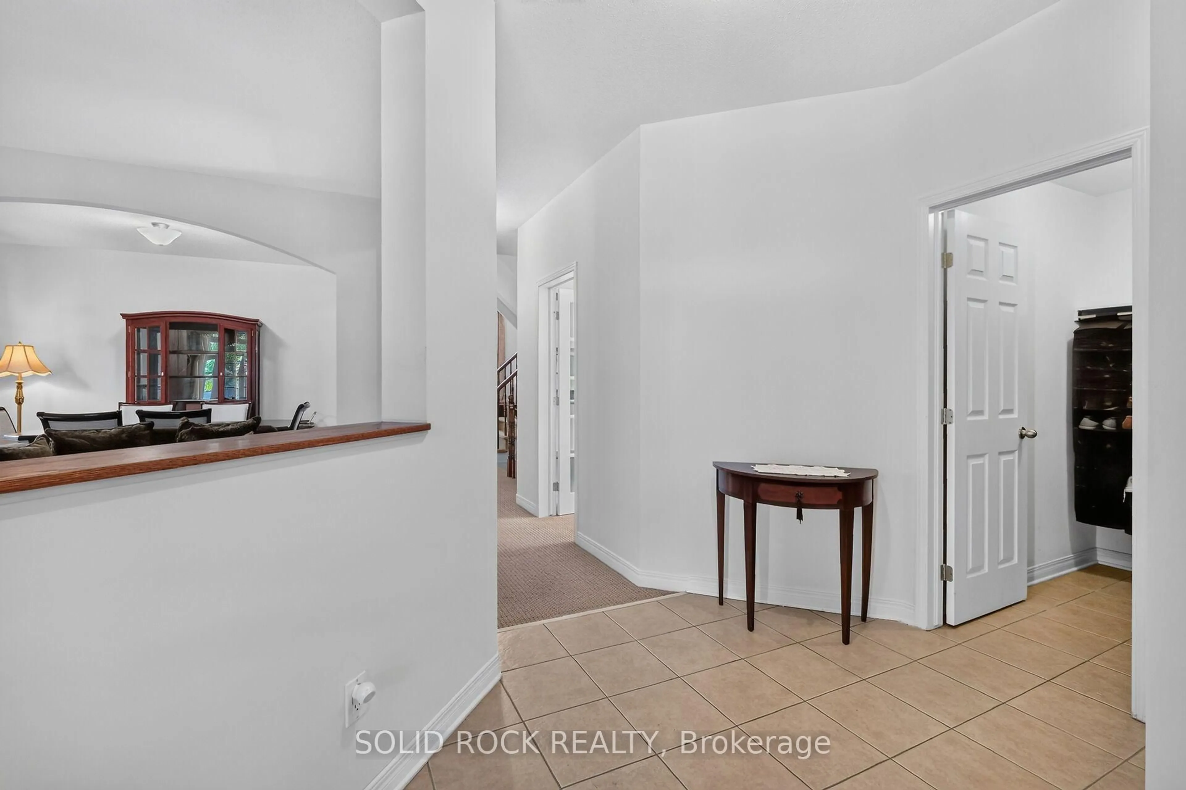 Indoor entryway for 131 Finn Crt, Ottawa Ontario K1V 2C6