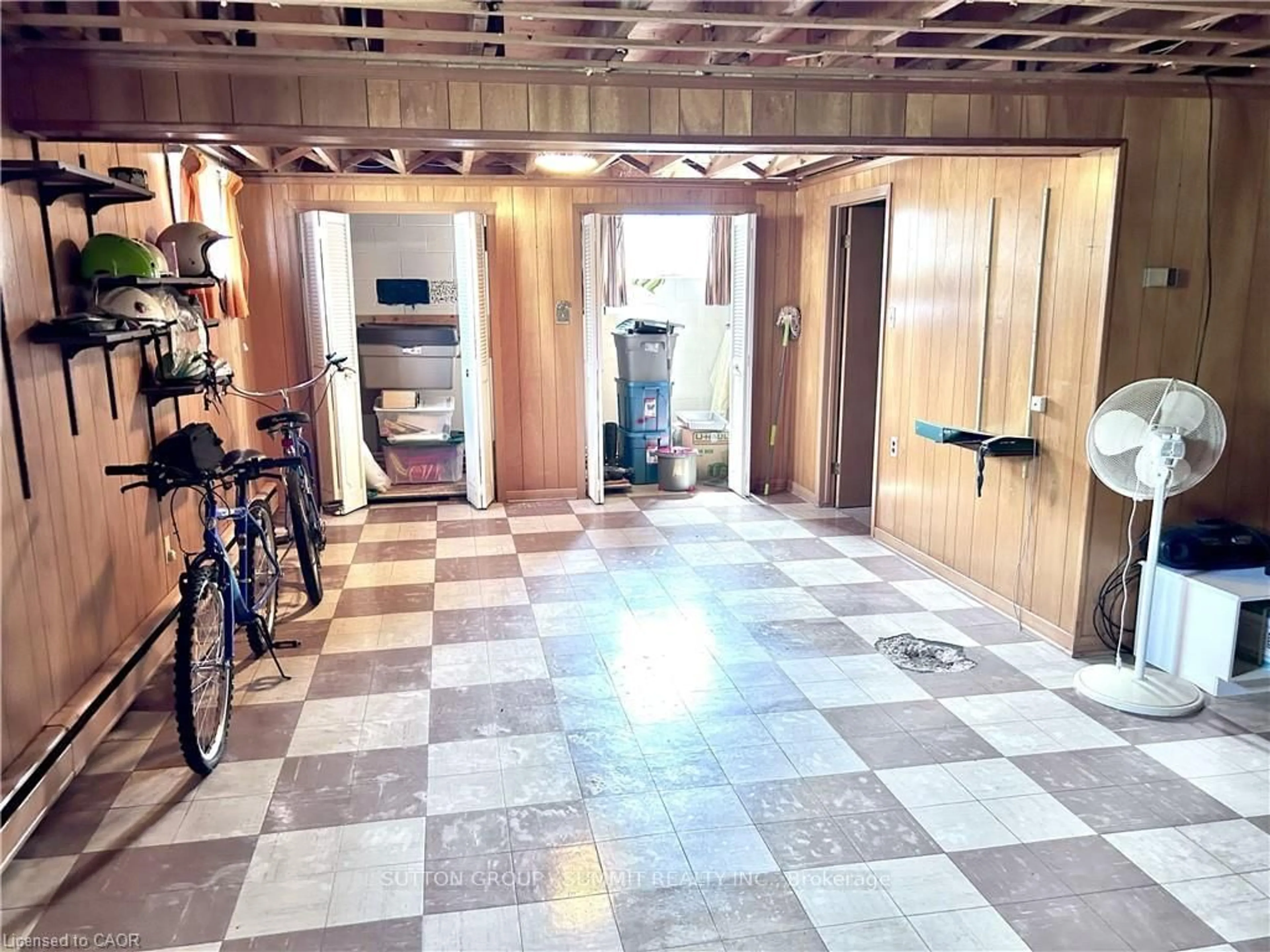 Indoor foyer for 1279 Niagara River Pkwy, Fort Erie Ontario L2A 5M4