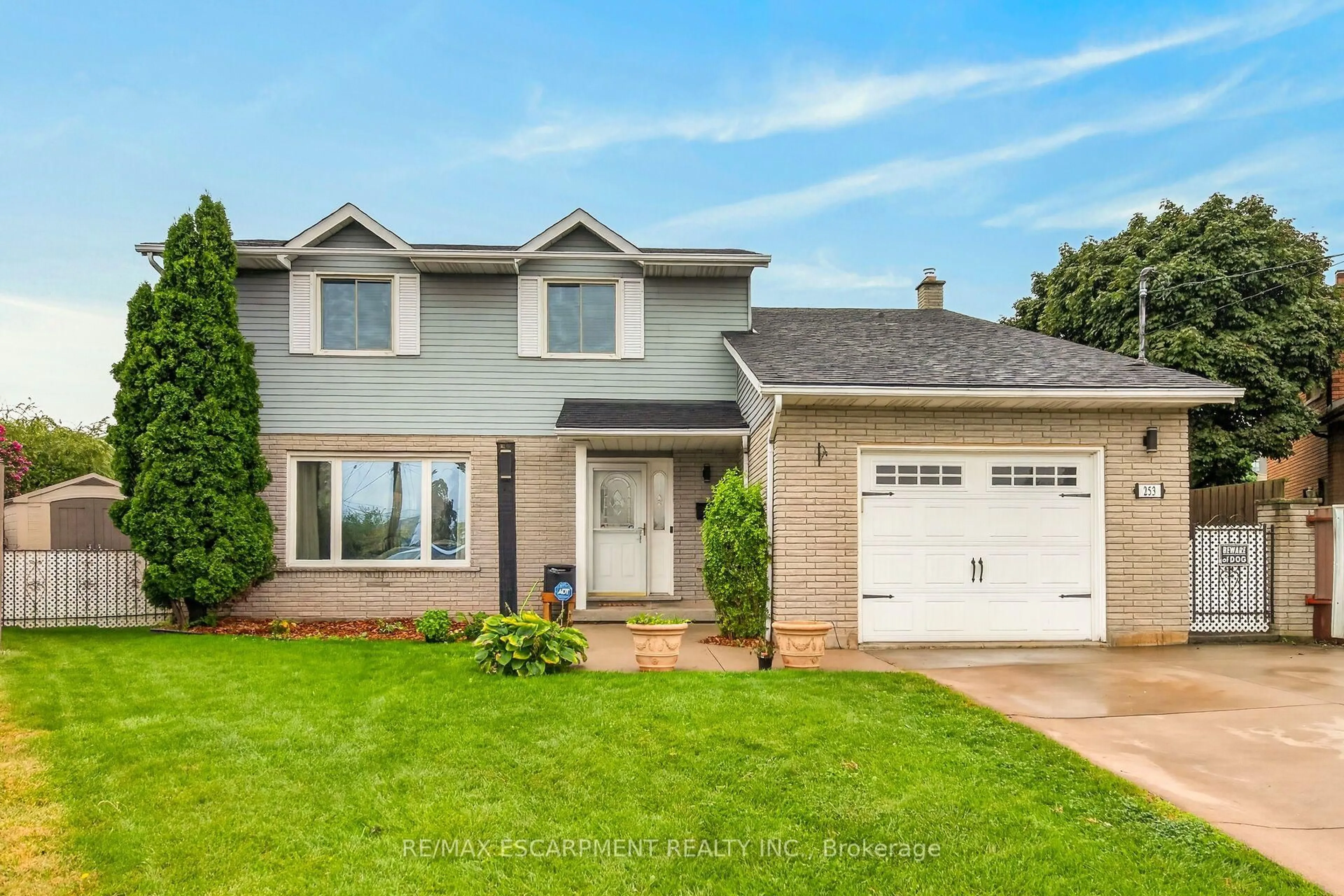 Home with vinyl exterior material, street for 253 Highridge Ave, Hamilton Ontario L8E 3P6