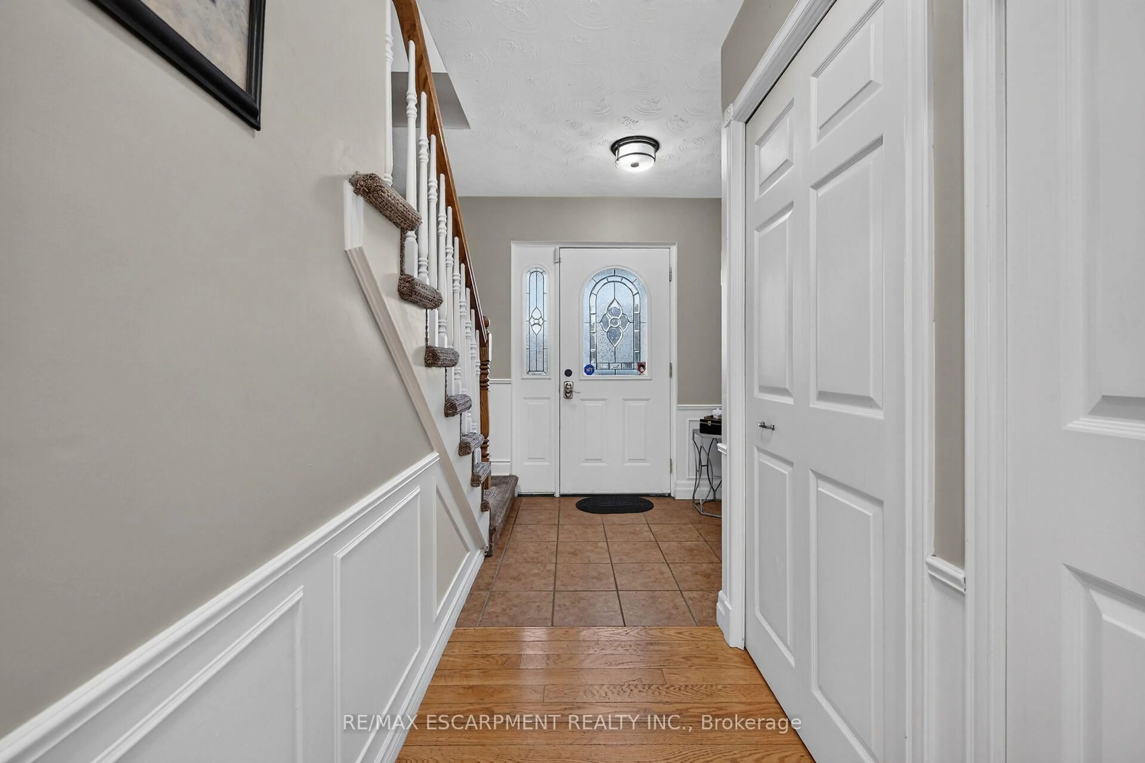 Indoor entryway for 253 Highridge Ave, Hamilton Ontario L8E 3P6