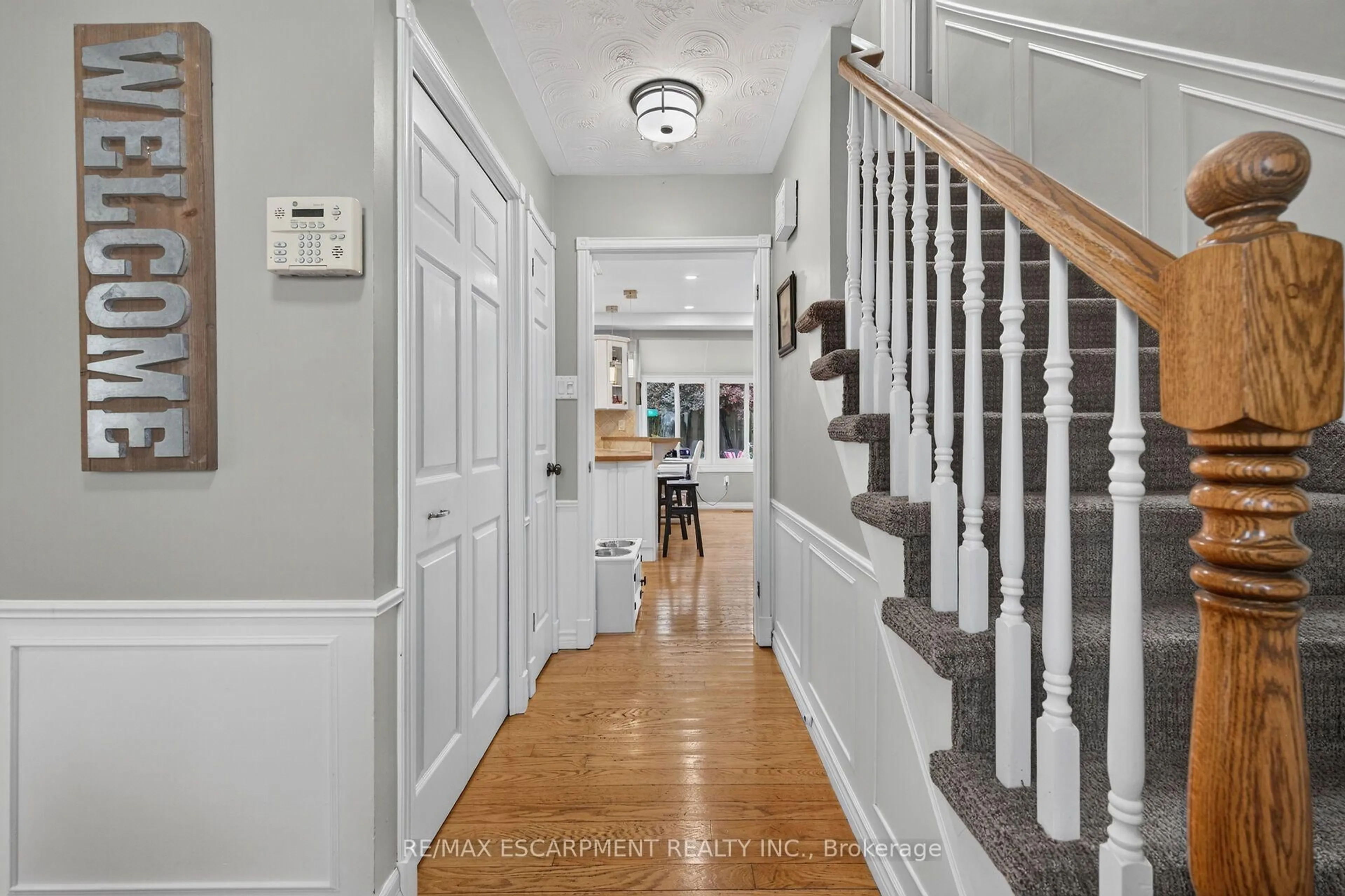 Indoor entryway for 253 Highridge Ave, Hamilton Ontario L8E 3P6