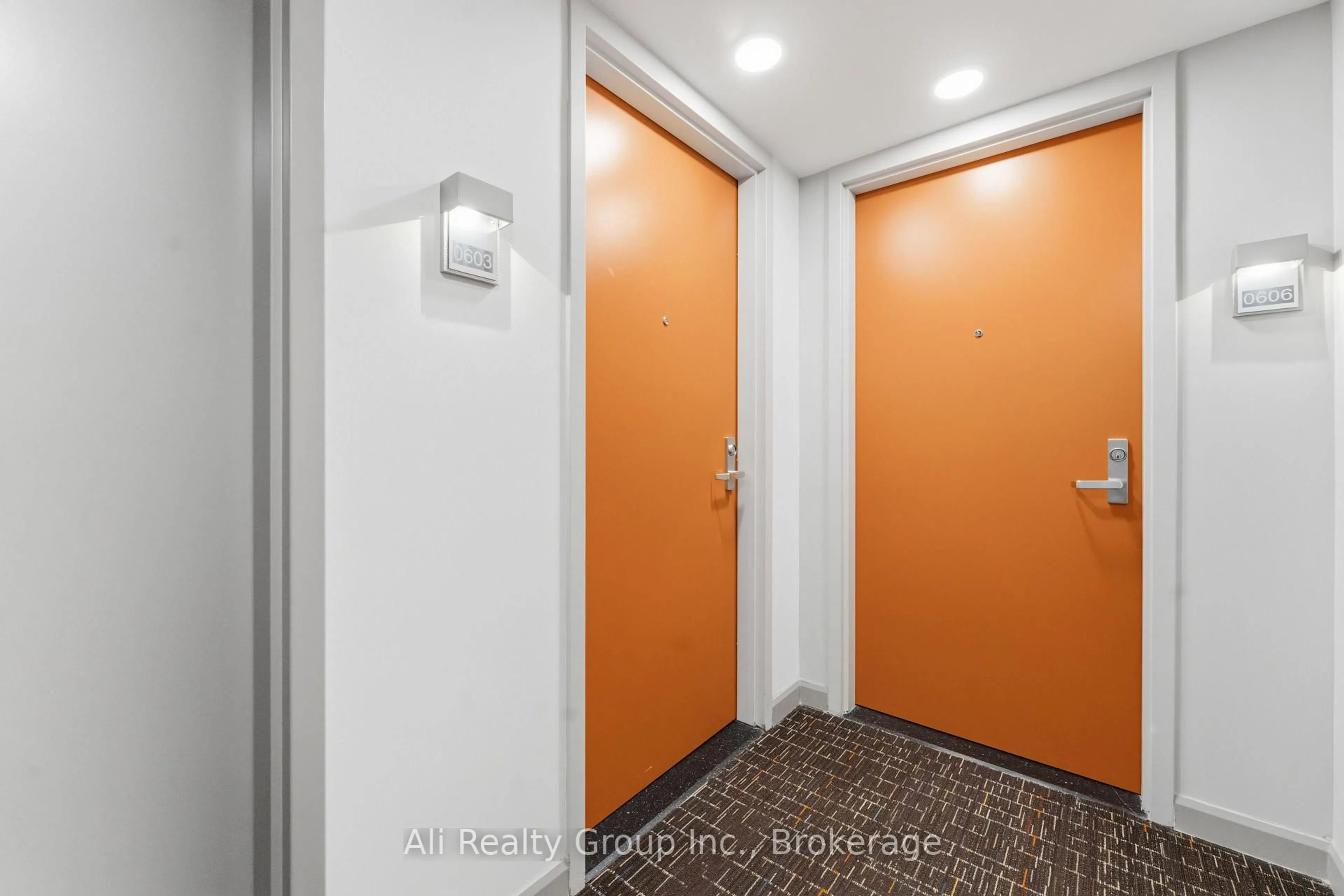 Indoor foyer for 105 Champagne Ave #603, Ottawa Ontario K1S 5E5