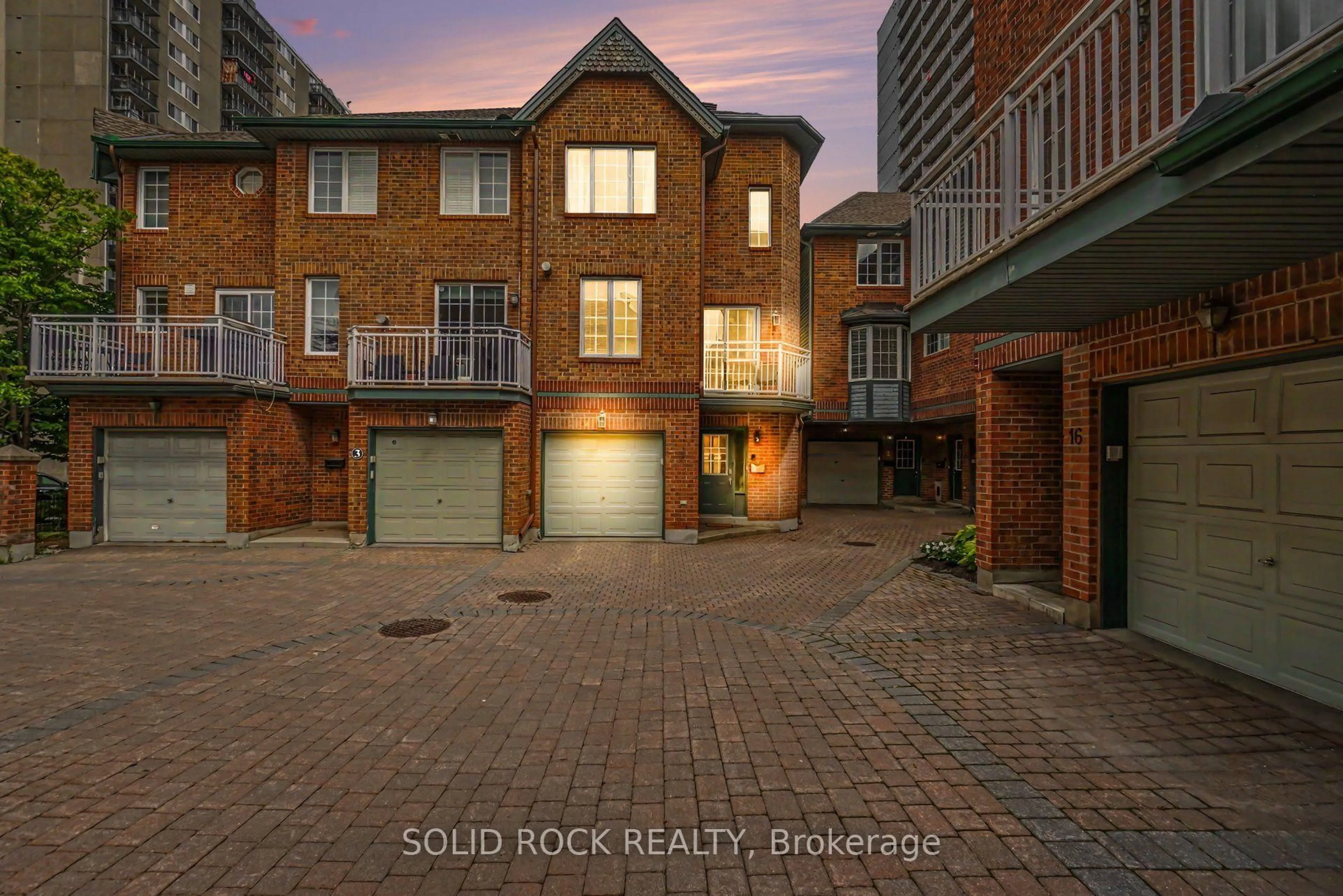 A pic from outside/outdoor area/front of a property/back of a property/a pic from drone, street for 5 Beckington Private, Ottawa Ontario K2P 2N5