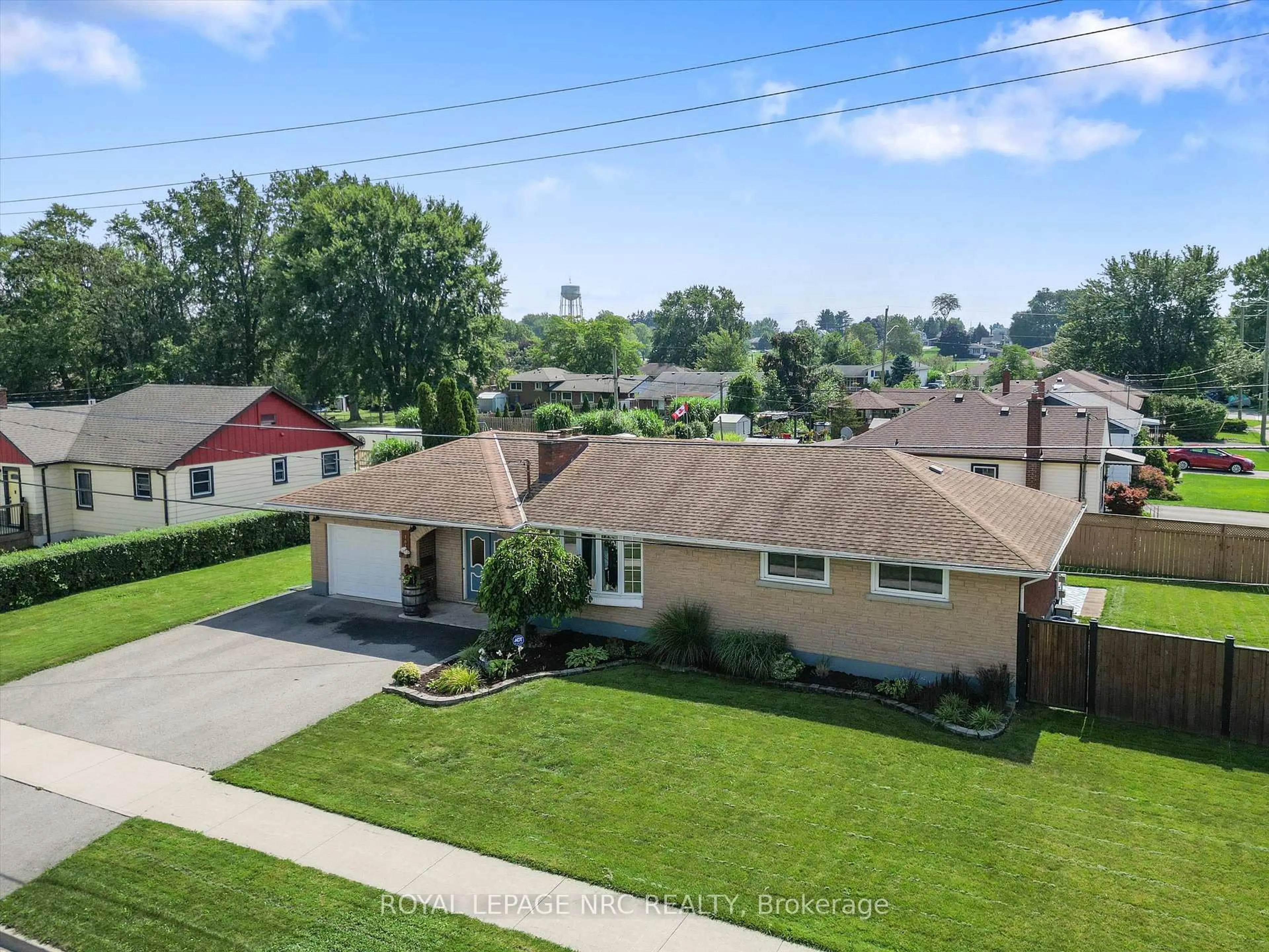 A pic from outside/outdoor area/front of a property/back of a property/a pic from drone, street for 161 Catherine St, Fort Erie Ontario L2A 2J1