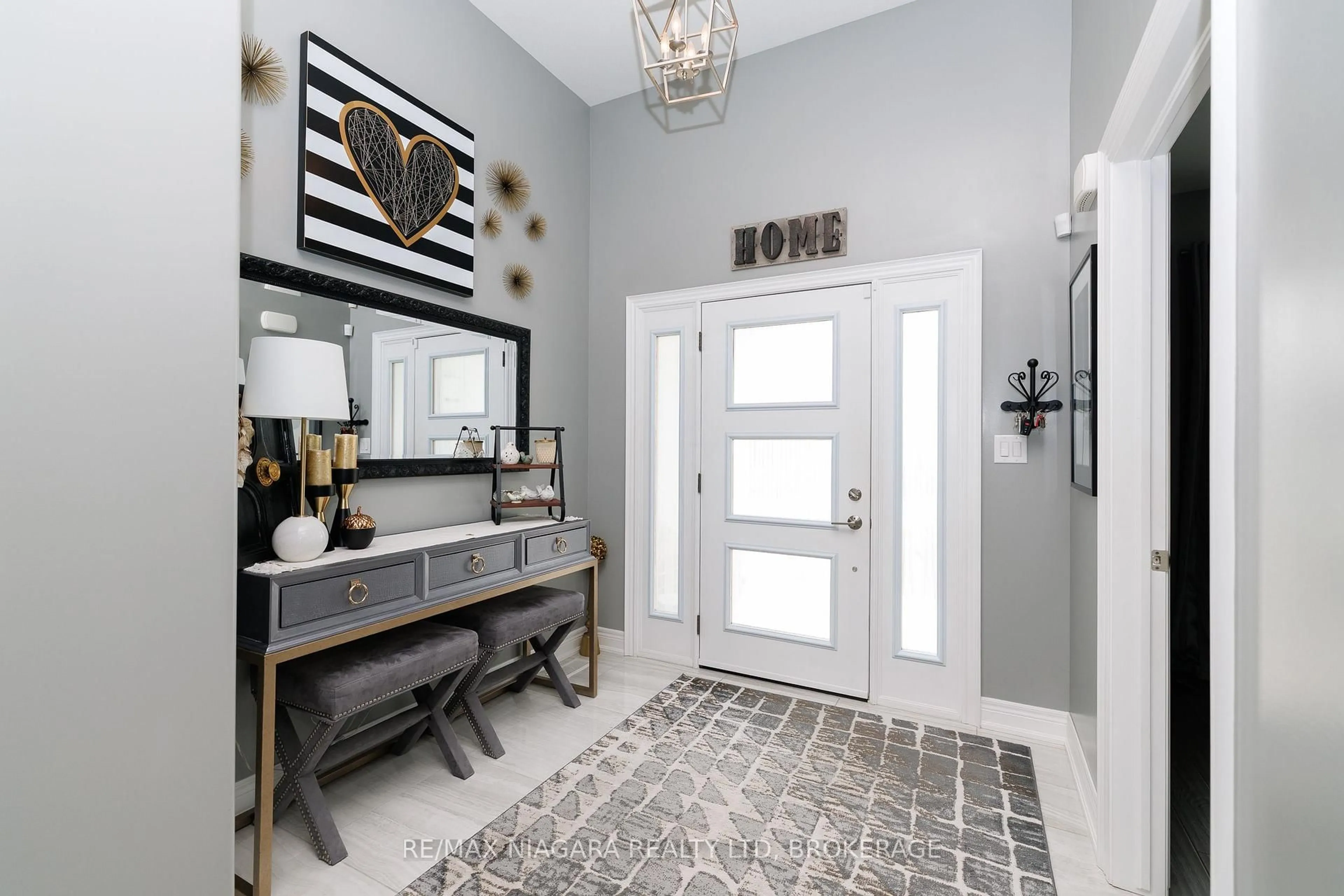 Indoor entryway for 36 Derbyshire Dr, Fort Erie Ontario L0S 1N0