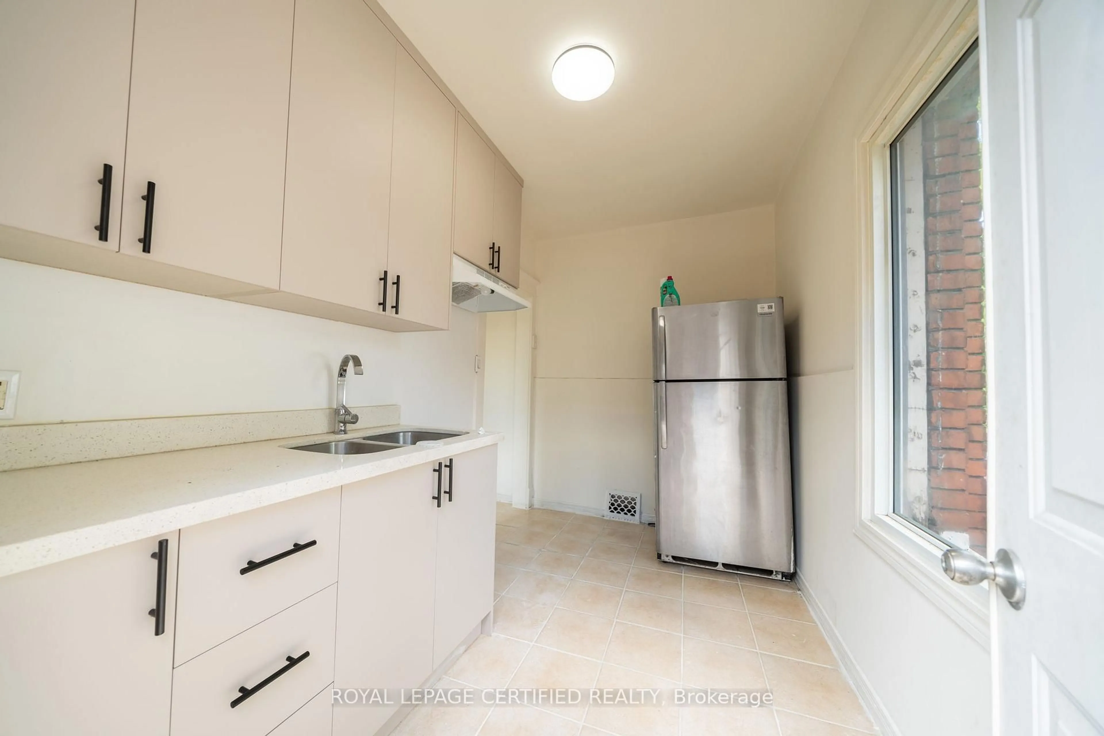 Standard kitchen, ceramic/tile floor for 10 Fairleigh Ave, Hamilton Ontario L8L 6H2