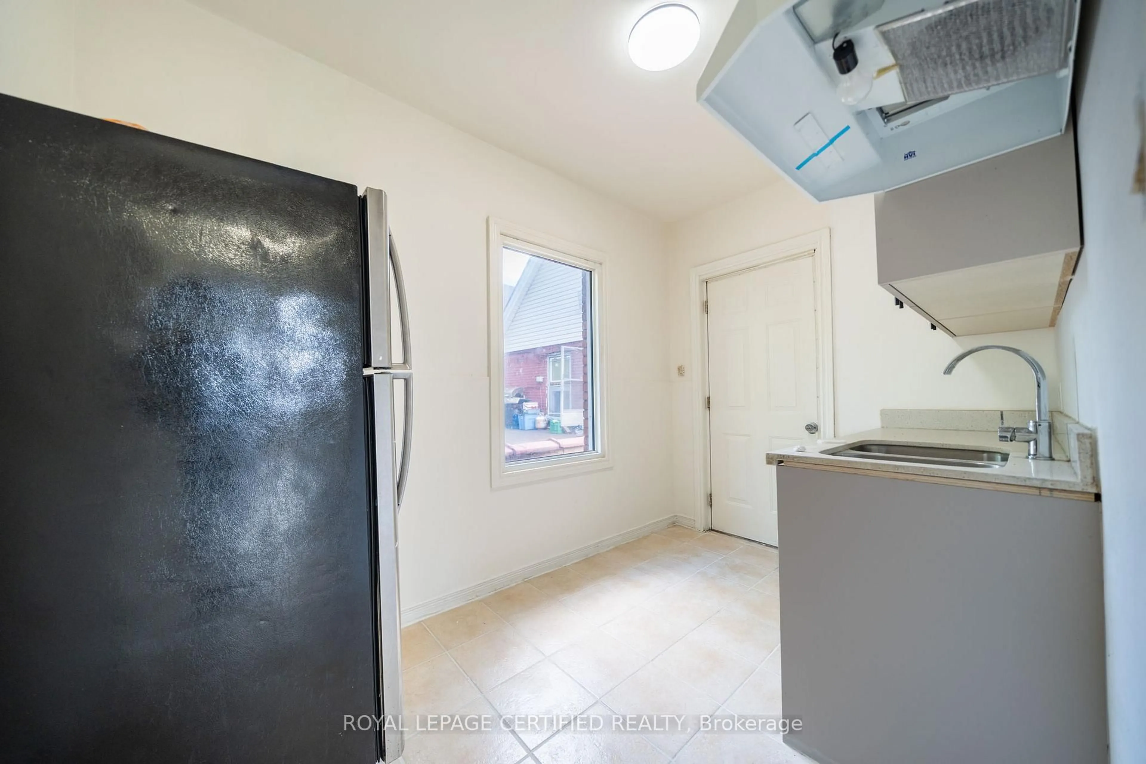 Standard kitchen, unknown for 10 Fairleigh Ave, Hamilton Ontario L8L 6H2