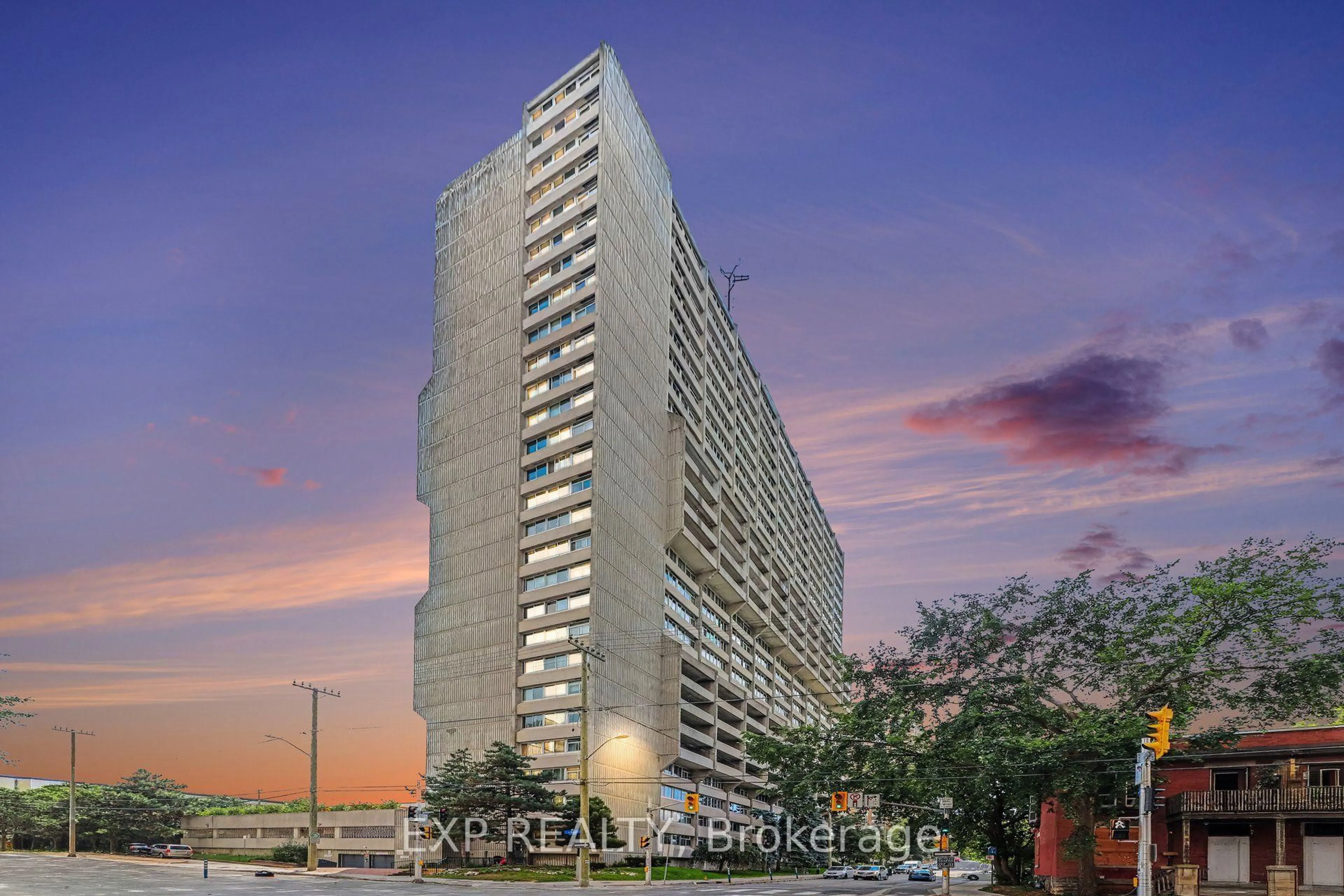 Indoor foyer for 500 Laurier Ave #204, Ottawa Ontario K1R 5E1