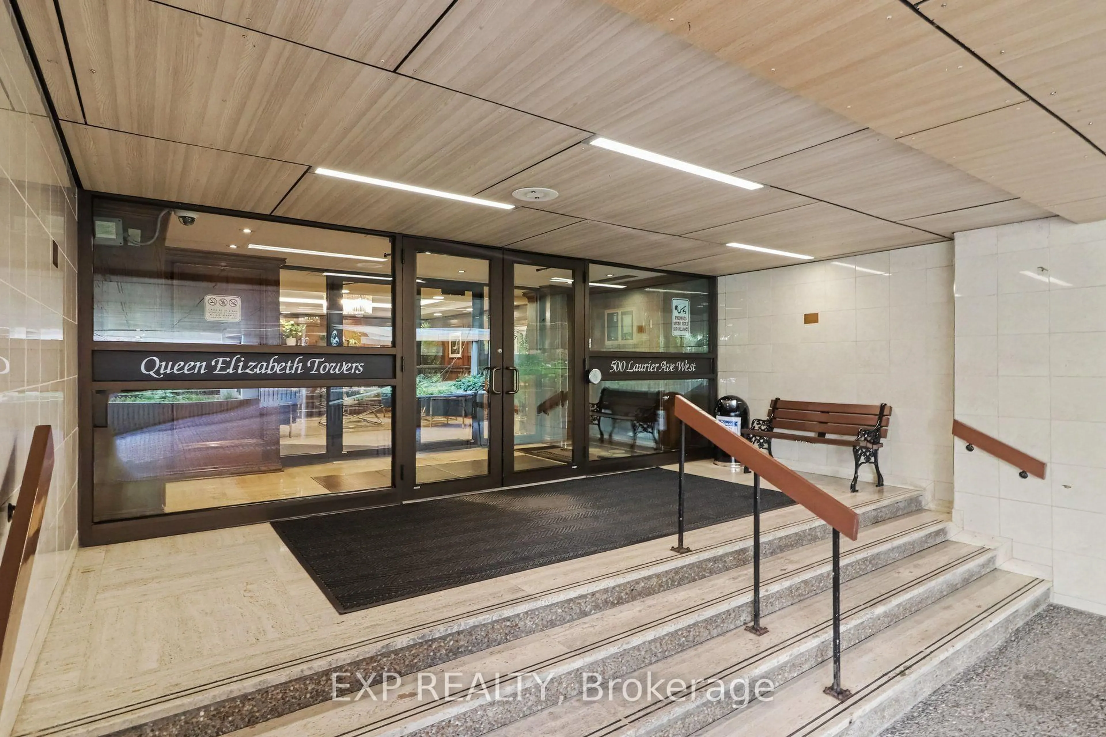 Indoor foyer for 500 Laurier Ave #204, Ottawa Ontario K1R 5E1