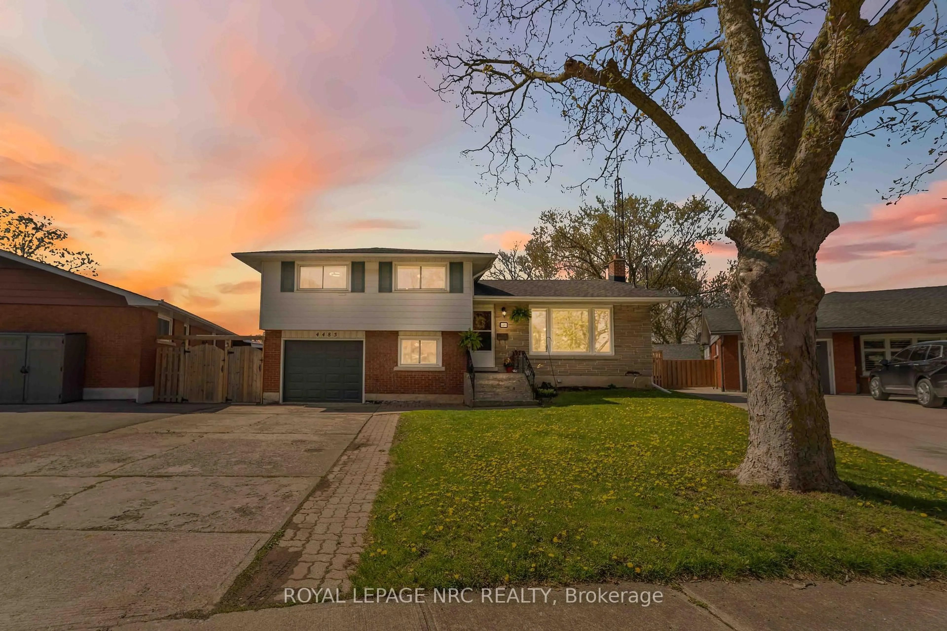 A pic from outside/outdoor area/front of a property/back of a property/a pic from drone, street for 4485 Queensway Cres, Niagara Falls Ontario L2E 5R5