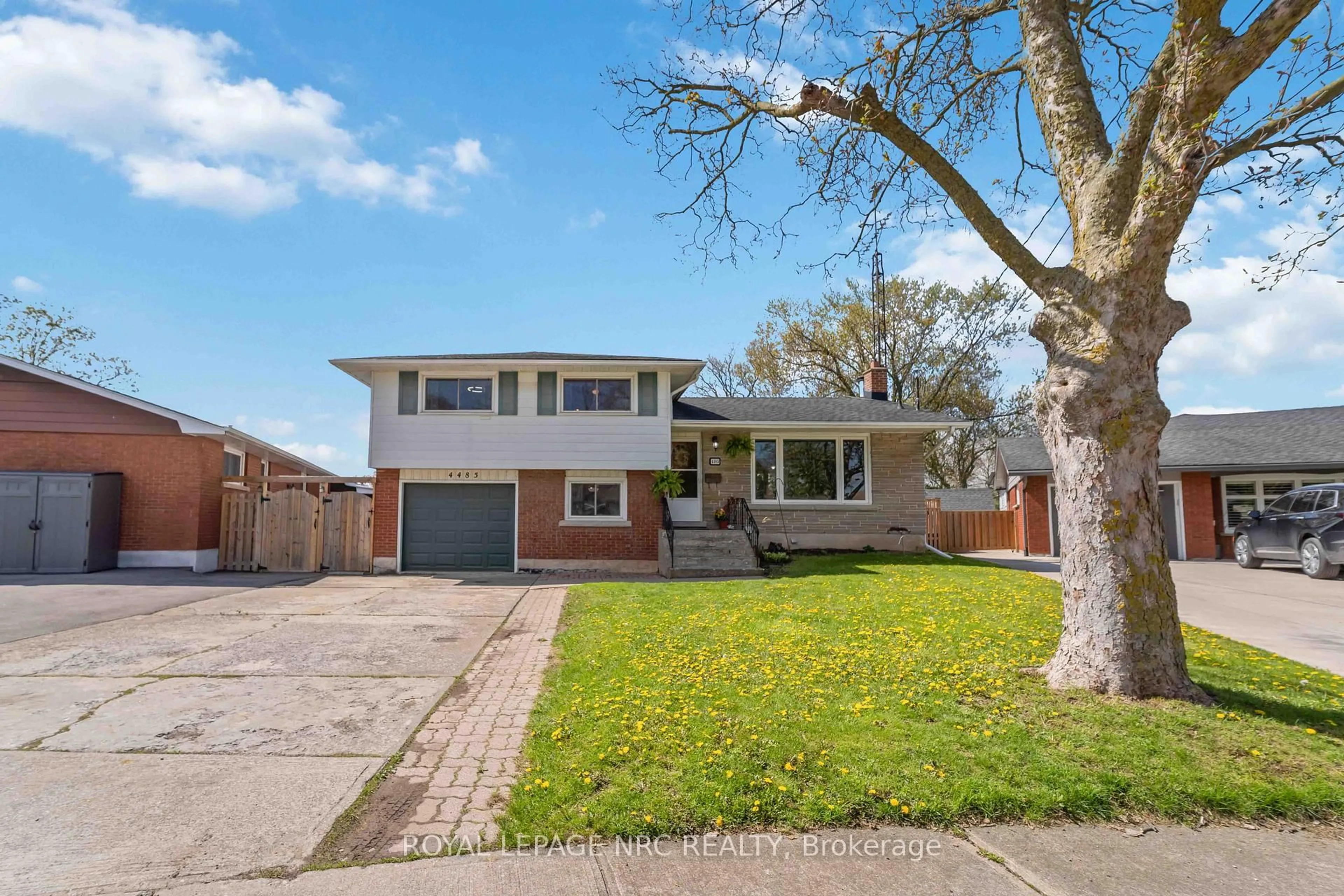 Home with brick exterior material, street for 4485 Queensway Cres, Niagara Falls Ontario L2E 5R5