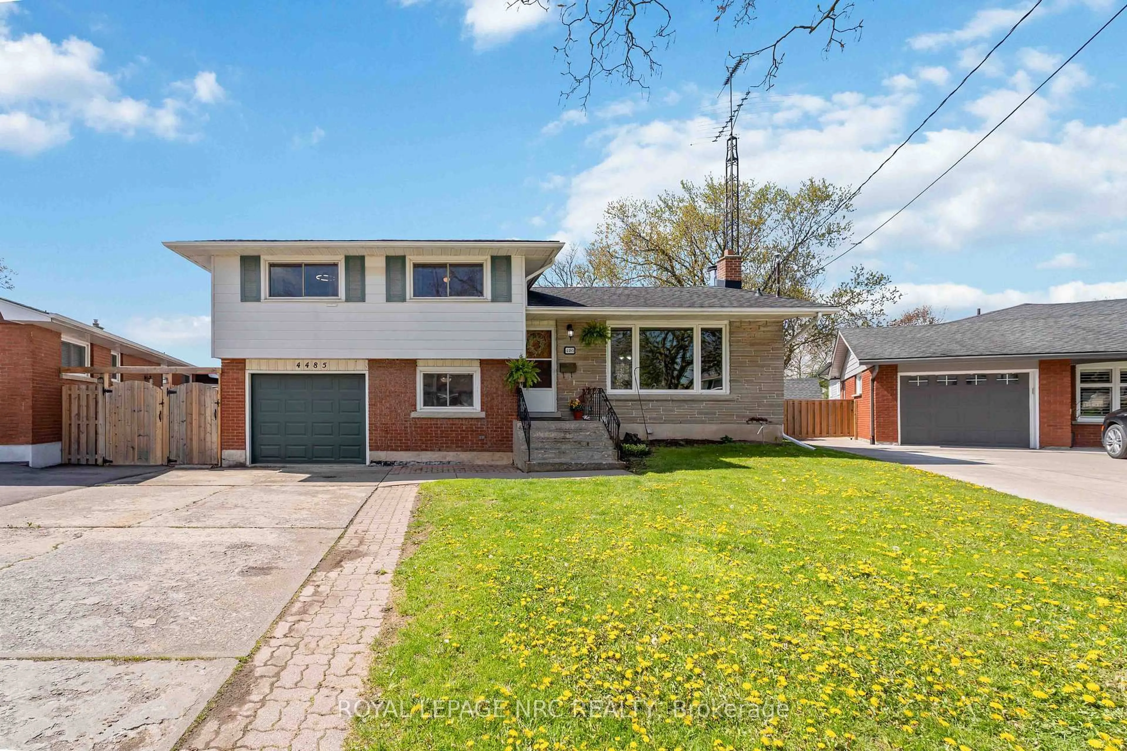 Home with brick exterior material, street for 4485 Queensway Cres, Niagara Falls Ontario L2E 5R5