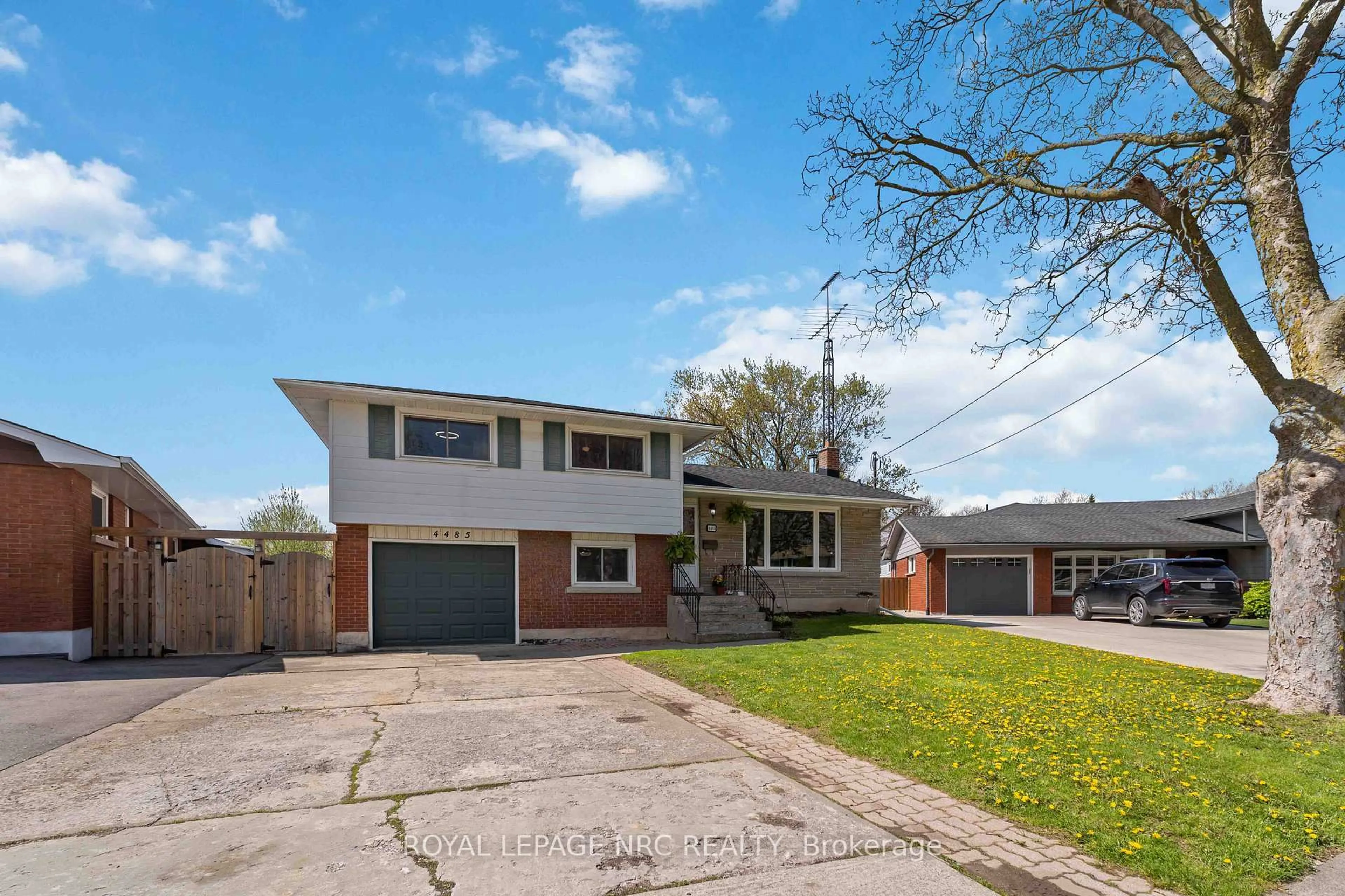 A pic from outside/outdoor area/front of a property/back of a property/a pic from drone, street for 4485 Queensway Cres, Niagara Falls Ontario L2E 5R5