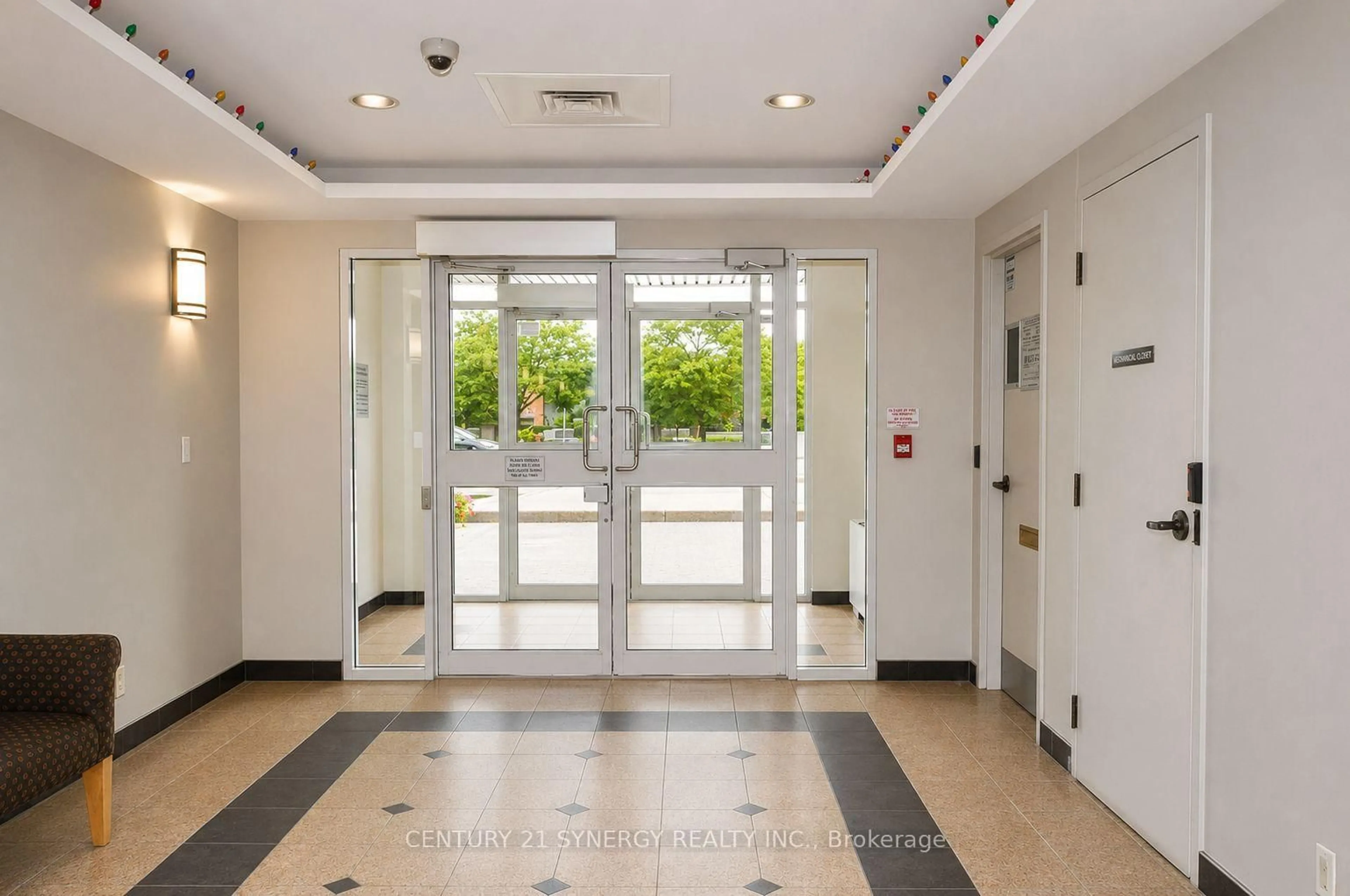Indoor foyer for 120 Grant Carman Dr #909, Ottawa Ontario K2E 1C8