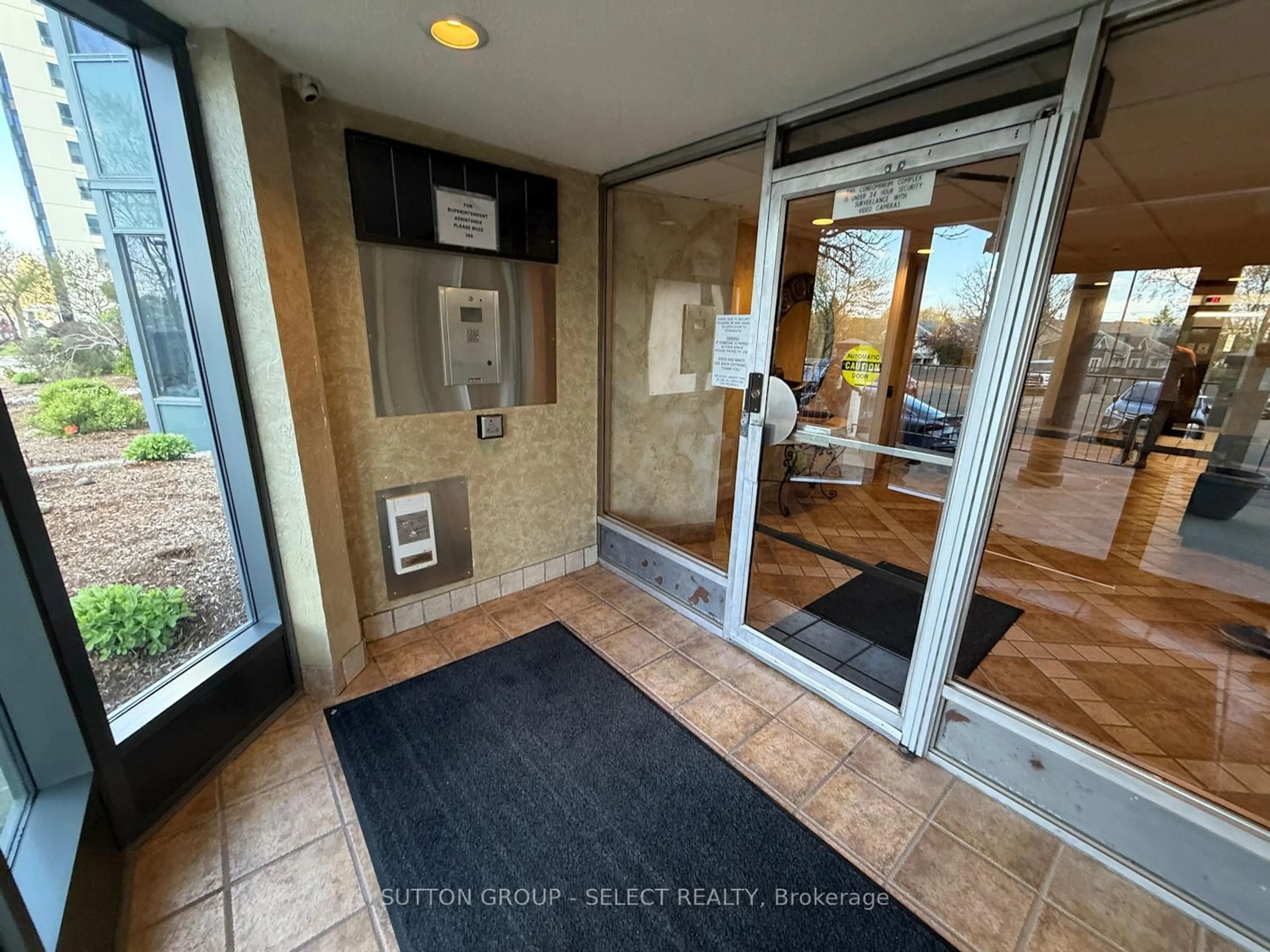 Indoor entryway for 55 Green Valley Dr #1902, Kitchener Ontario N2P 1Z6