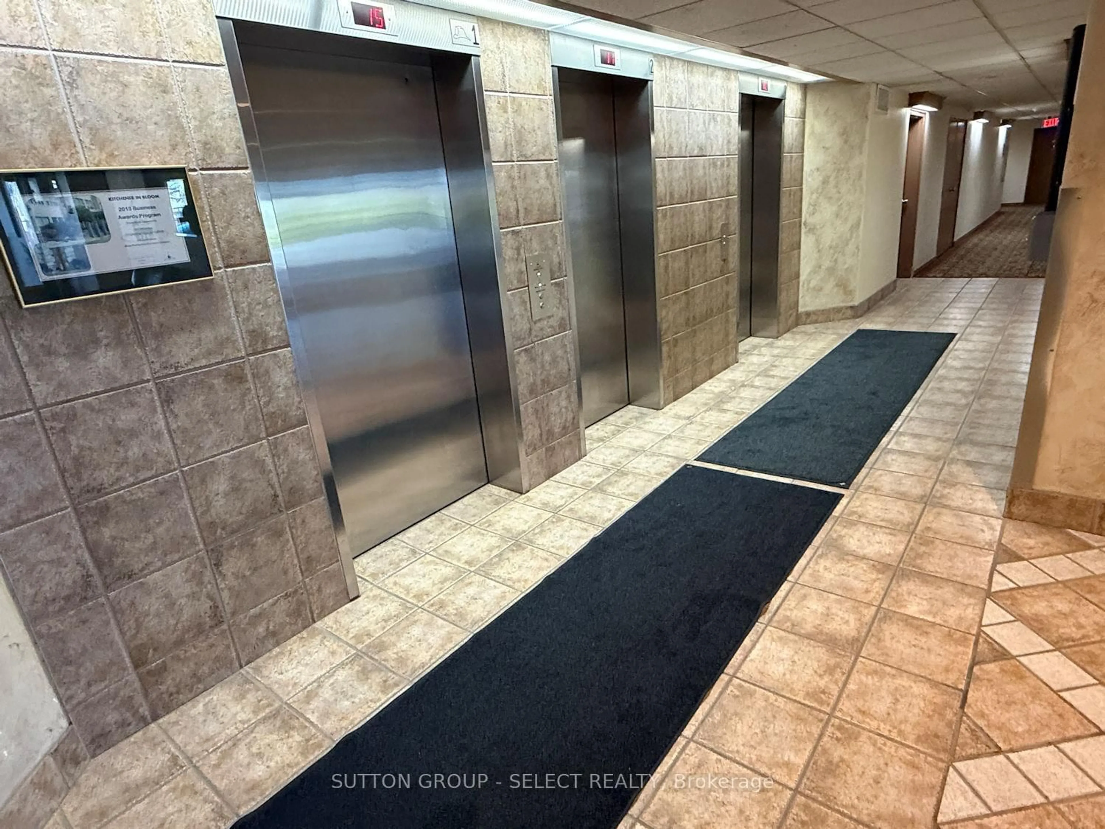 Indoor foyer for 55 Green Valley Dr #1902, Kitchener Ontario N2P 1Z6