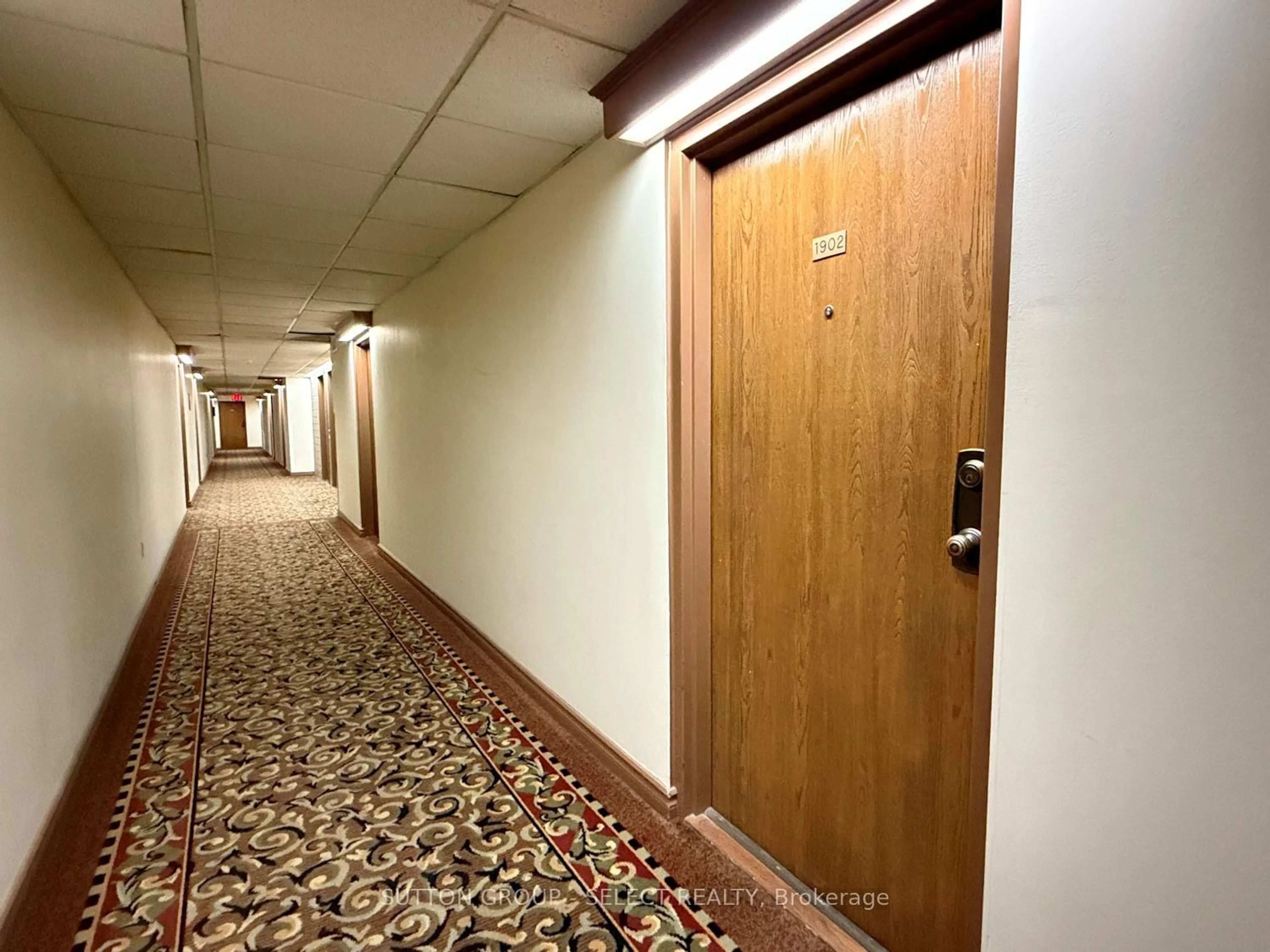 Indoor foyer for 55 Green Valley Dr #1902, Kitchener Ontario N2P 1Z6