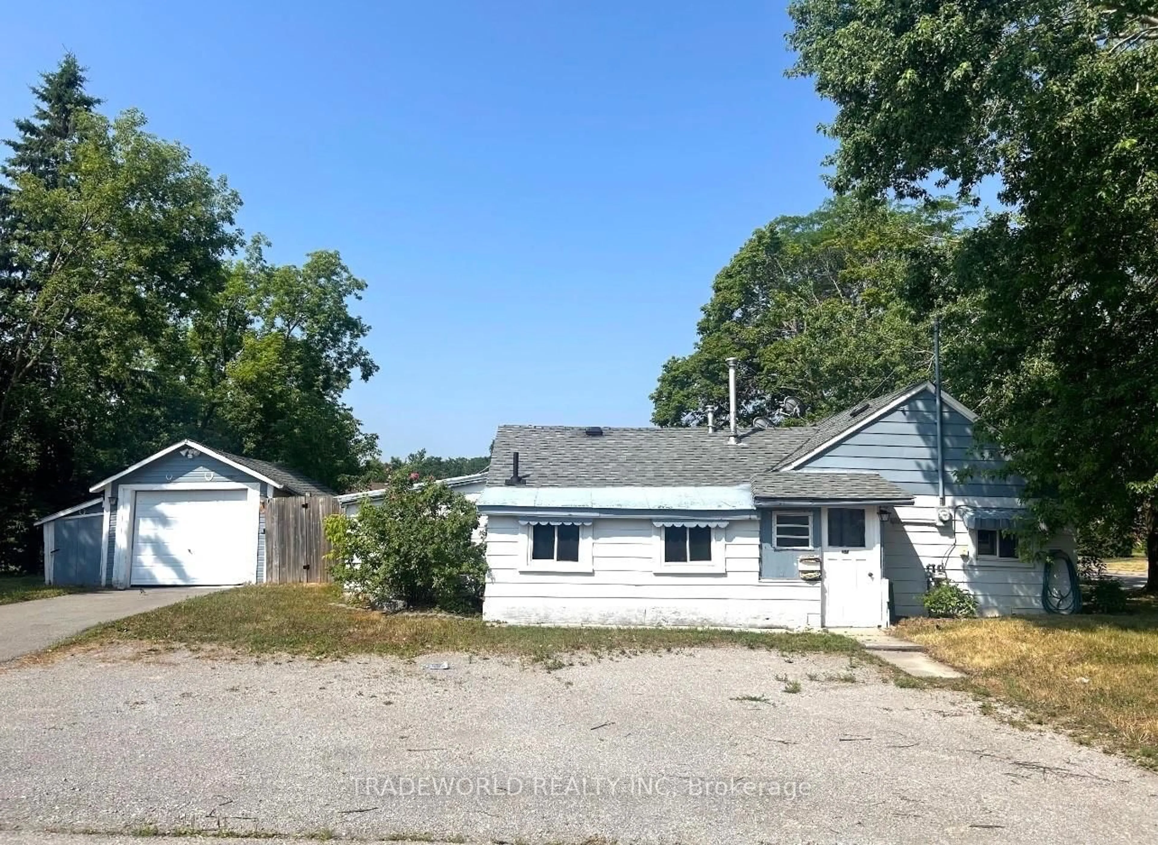 A pic from outside/outdoor area/front of a property/back of a property/a pic from drone, street for 137 King St, Kawartha Lakes Ontario K9V 1E2