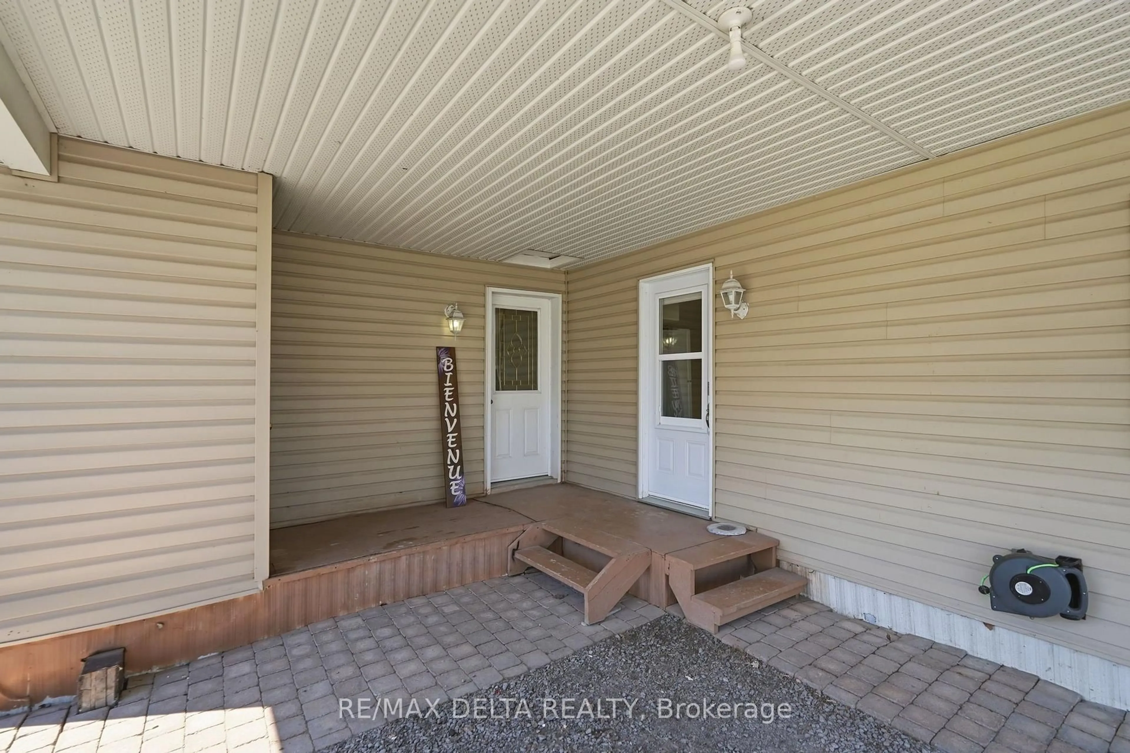 Indoor entryway for 8250 County Road 17 Rd #304, Clarence-Rockland Ontario K4K 1K7