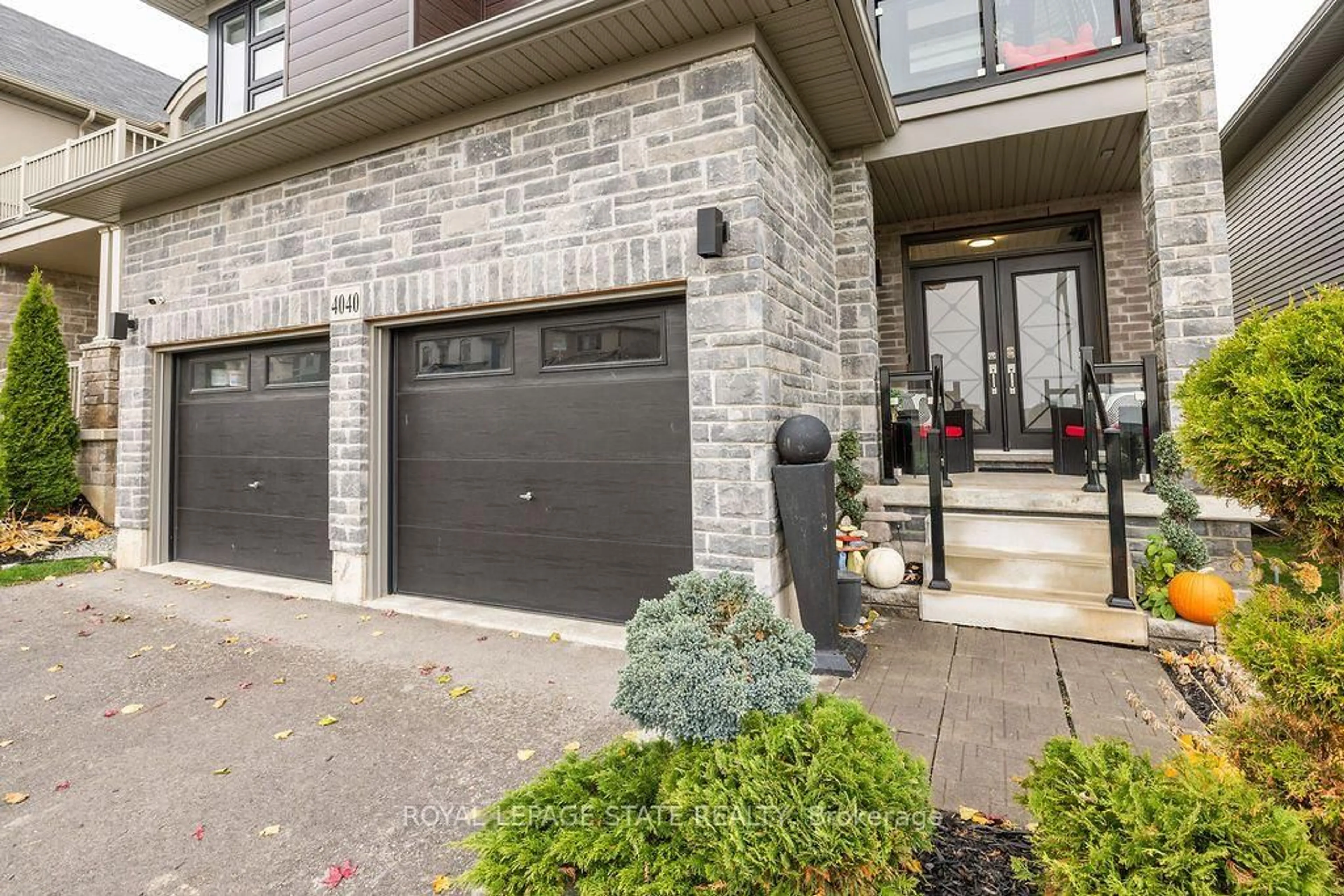 Home with brick exterior material, street for 4040 Stadelbauer Dr, Lincoln Ontario L3J 0S5