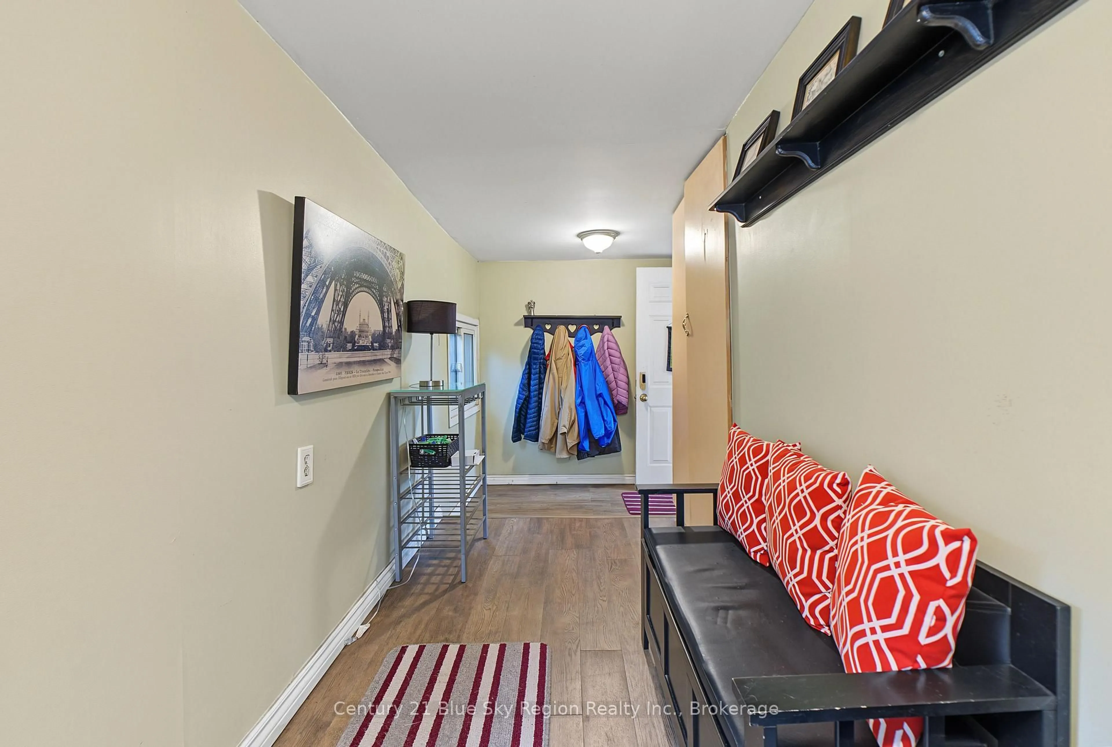 Indoor entryway for 869 FERGUSON St, North Bay Ontario P1B 1Y9