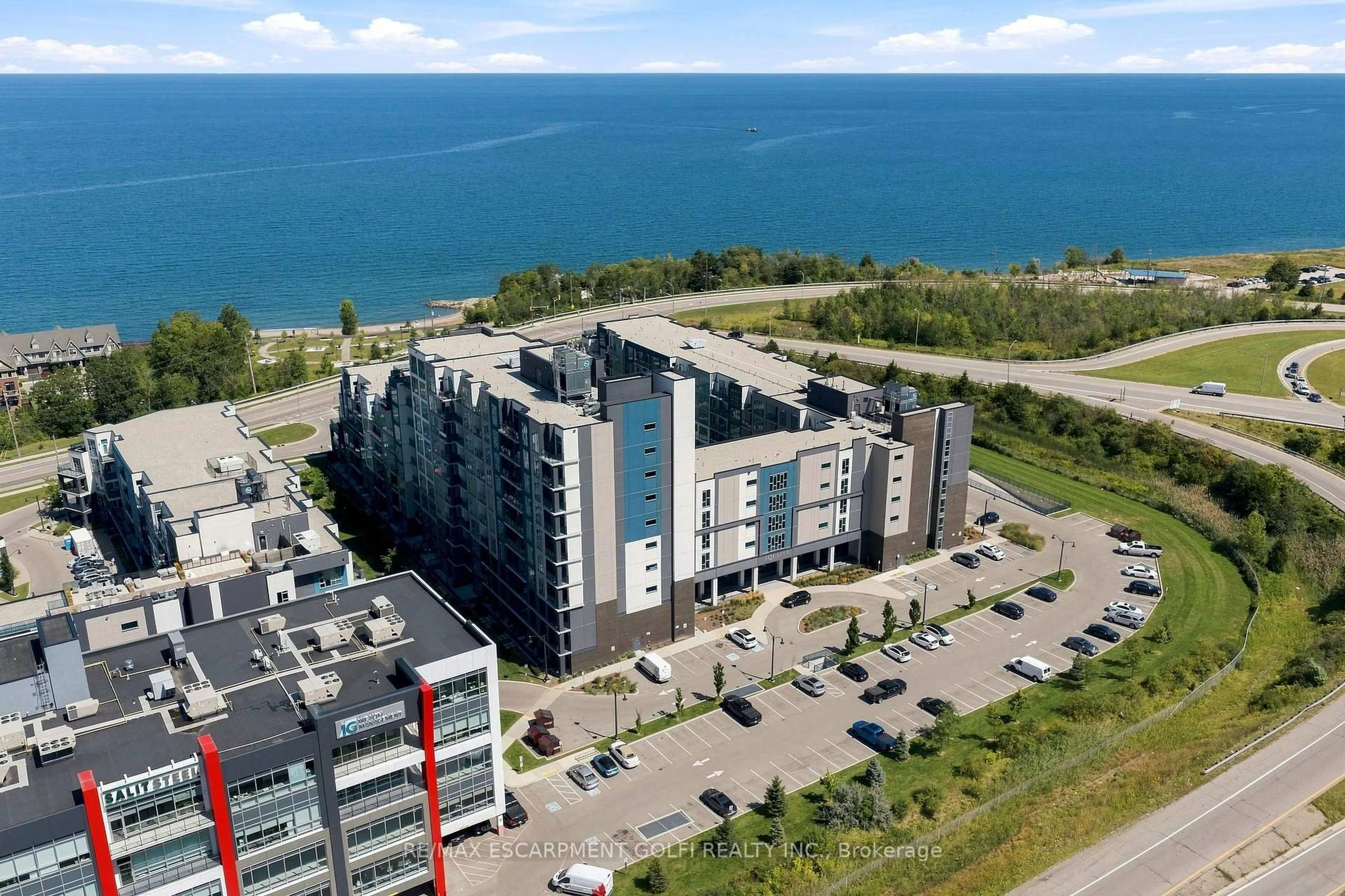 A pic from outside/outdoor area/front of a property/back of a property/a pic from drone, unknown for 16 Concord Pl #445, Grimsby Ontario L3M 0J1
