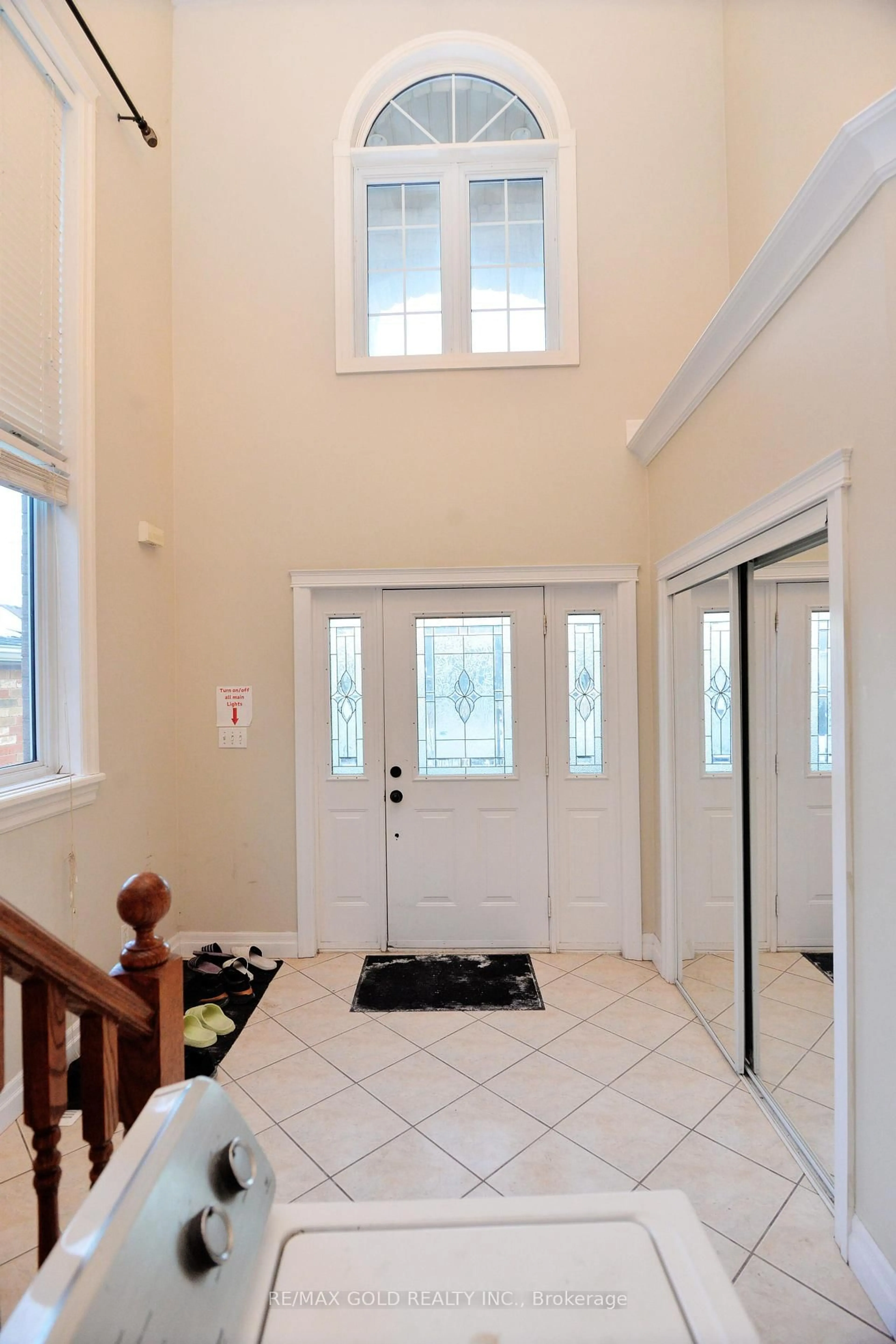Indoor entryway for 230 Doon Mills Dr, Kitchener Ontario N2P 2R8