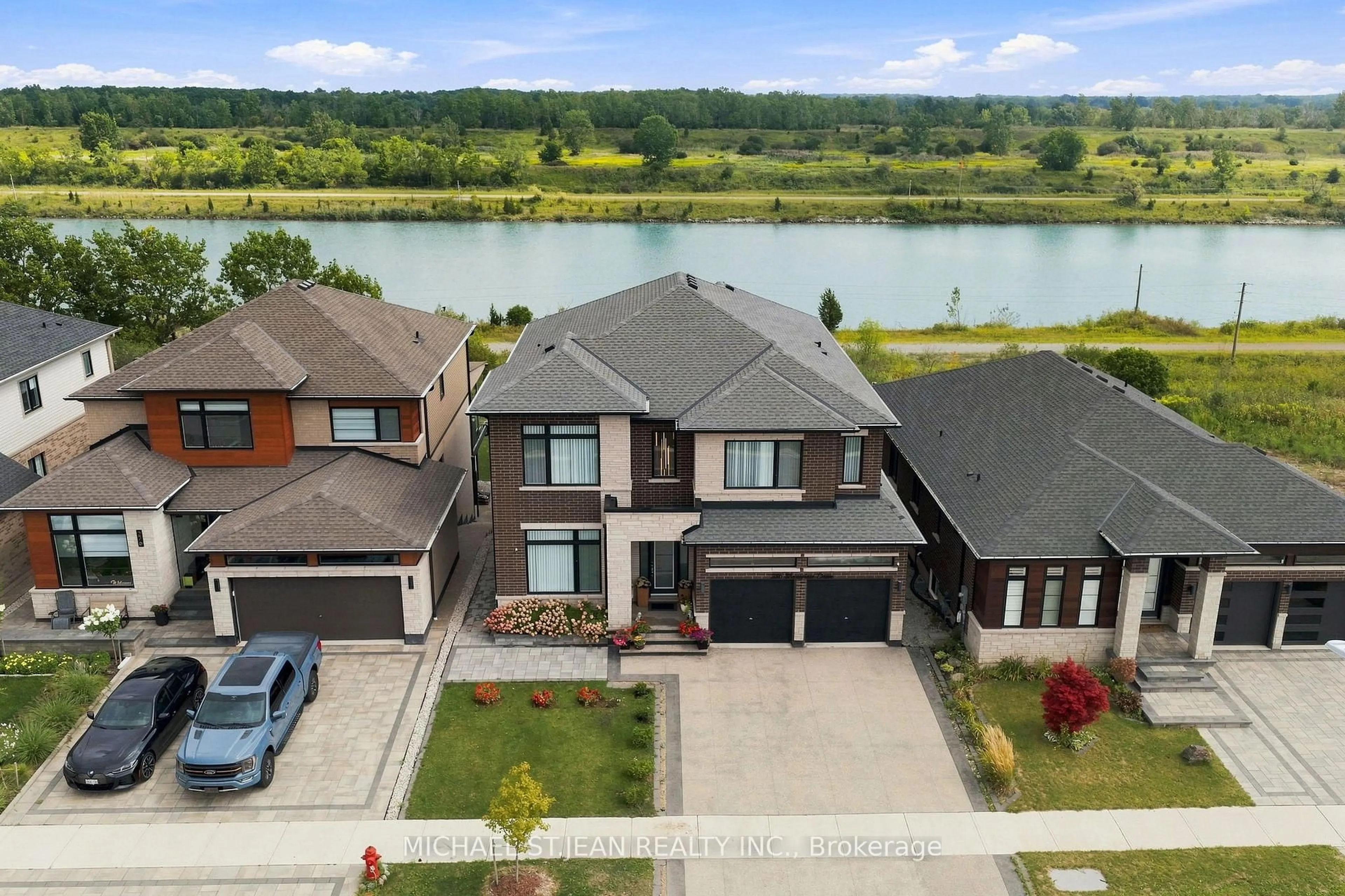 A pic from outside/outdoor area/front of a property/back of a property/a pic from drone, water/lake/river/ocean view for 286 Shoreview Dr, Welland Ontario L3B 0H3