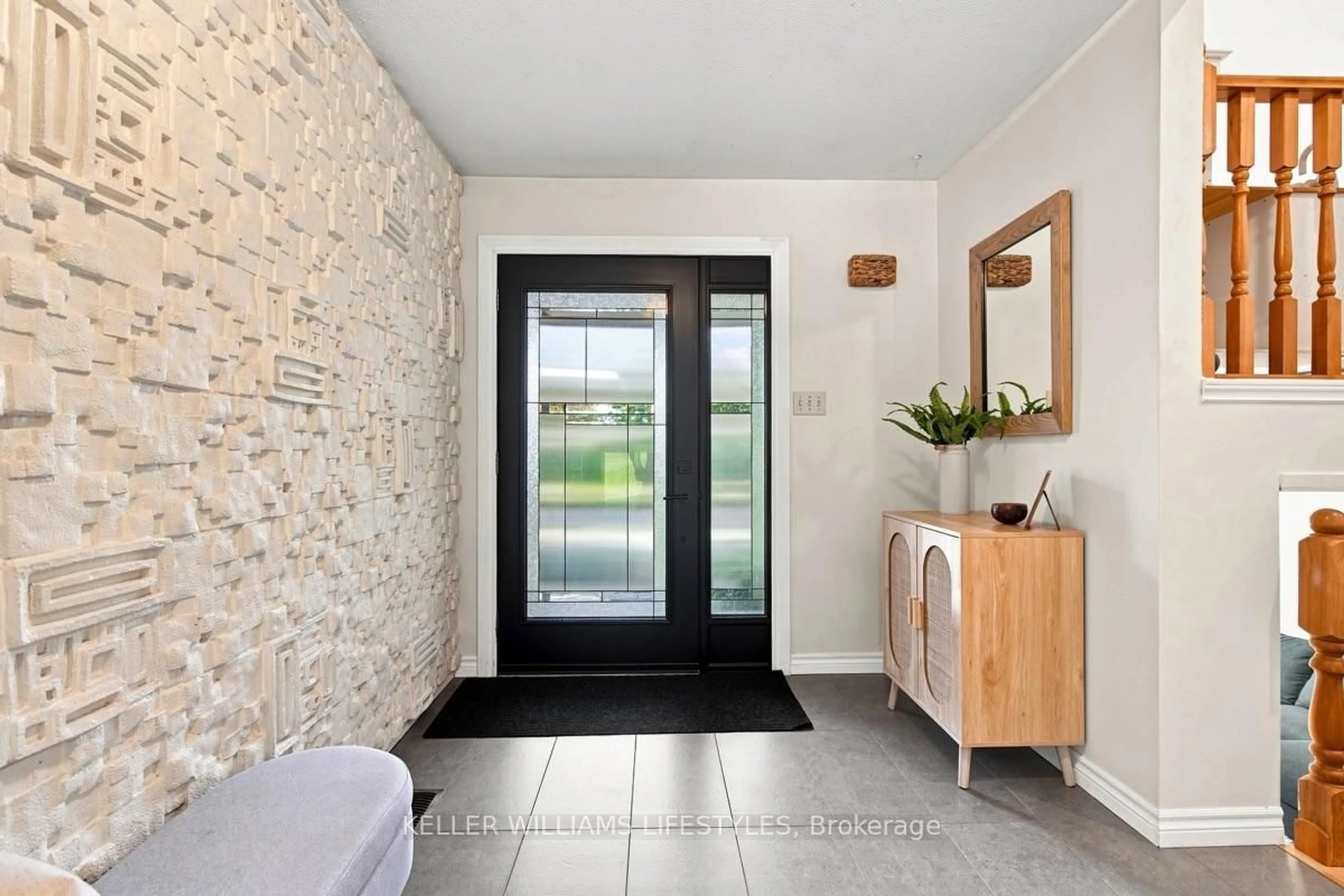 Indoor entryway for 740 Village Green Ave, London South Ontario N6K 1H4