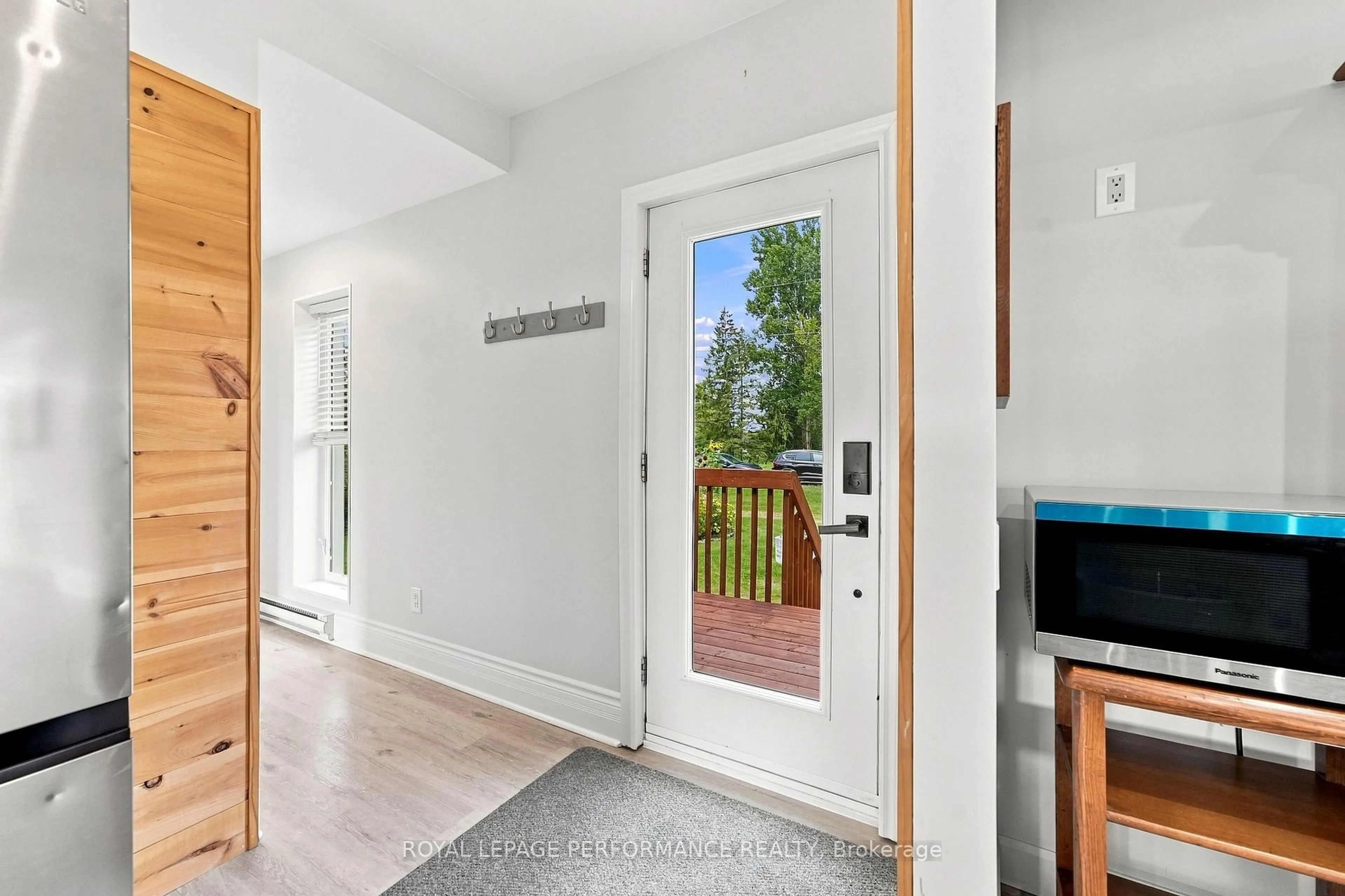 Indoor entryway for 880 Concession 1 Rd, Alfred and Plantagenet Ontario K0B 1L0