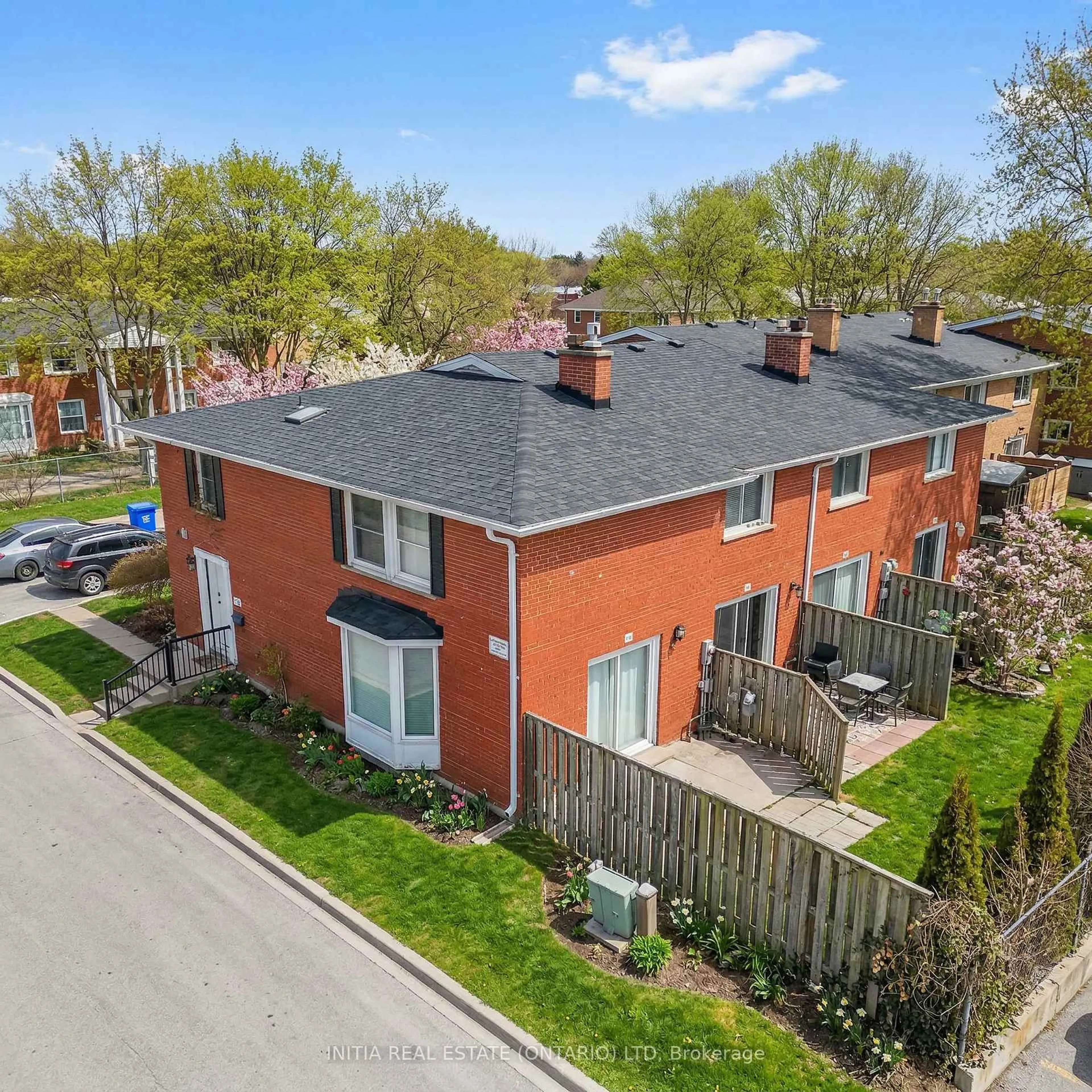A pic from outside/outdoor area/front of a property/back of a property/a pic from drone, street for 55 Arbour Glen Cres #19, London East Ontario N5Y 1Z9