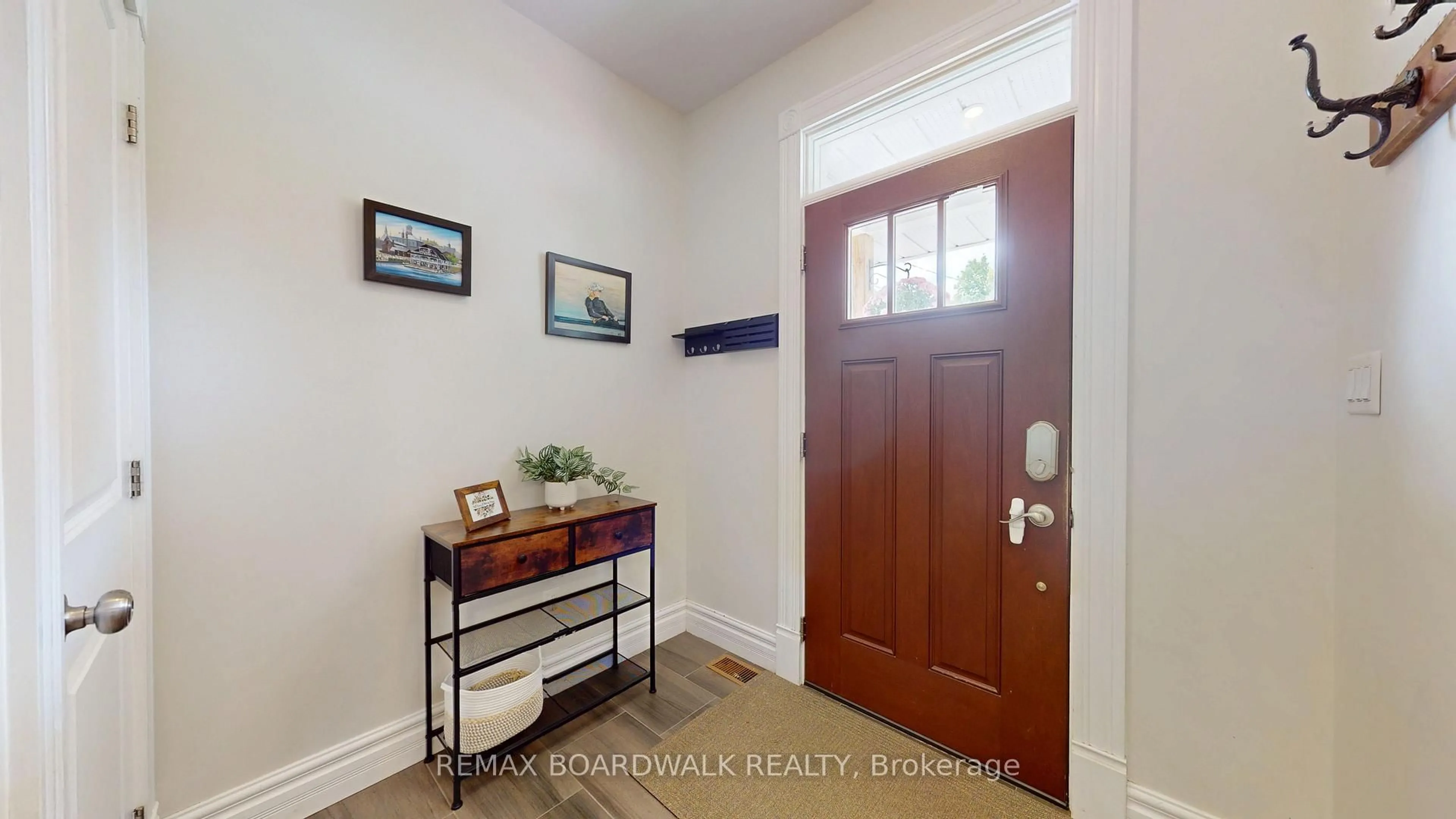Indoor entryway for 51 Ormond St, Brockville Ontario K6V 2K5