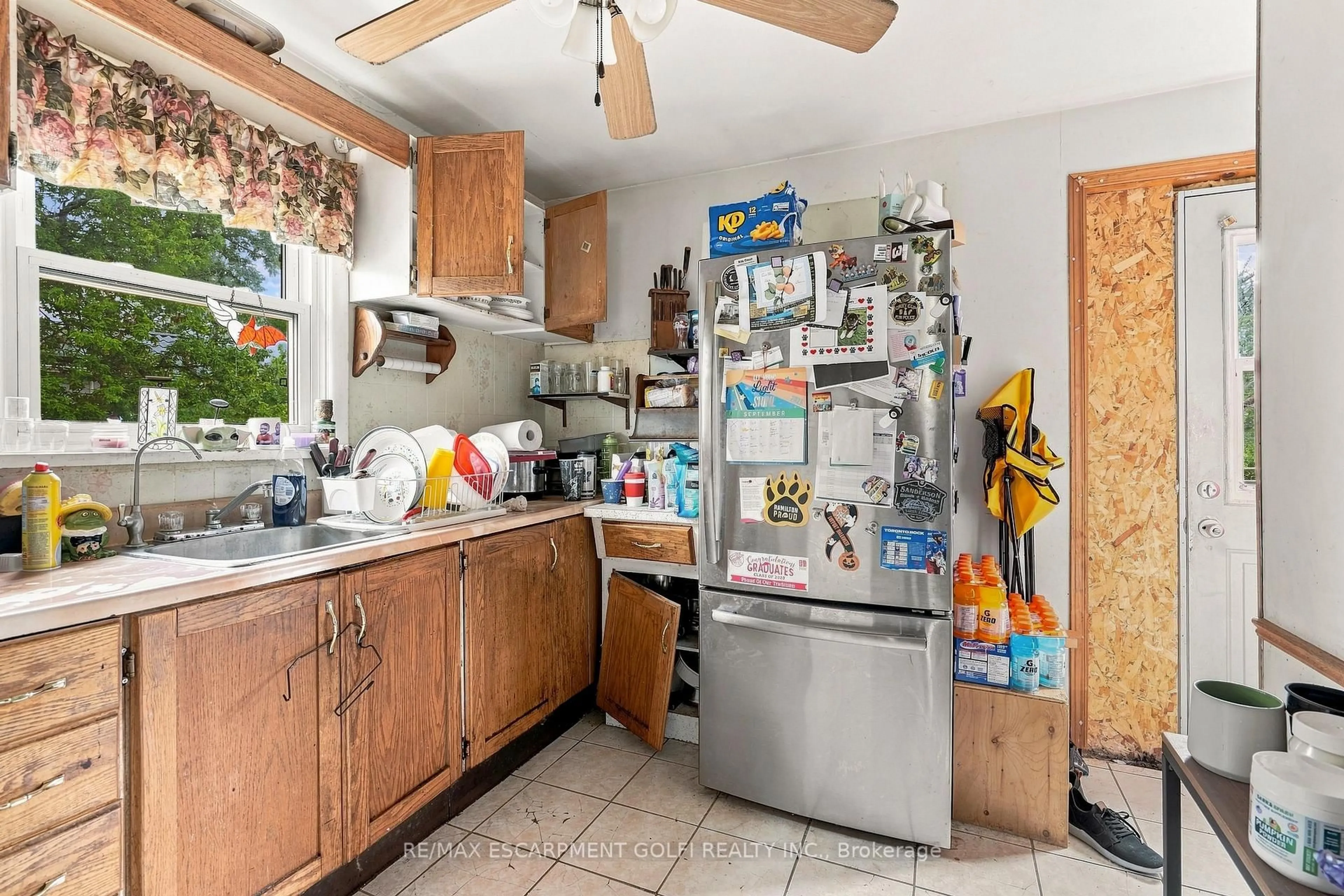 Standard kitchen, unknown for 663 Ridge Rd, Grimsby Ontario L3M 4E7