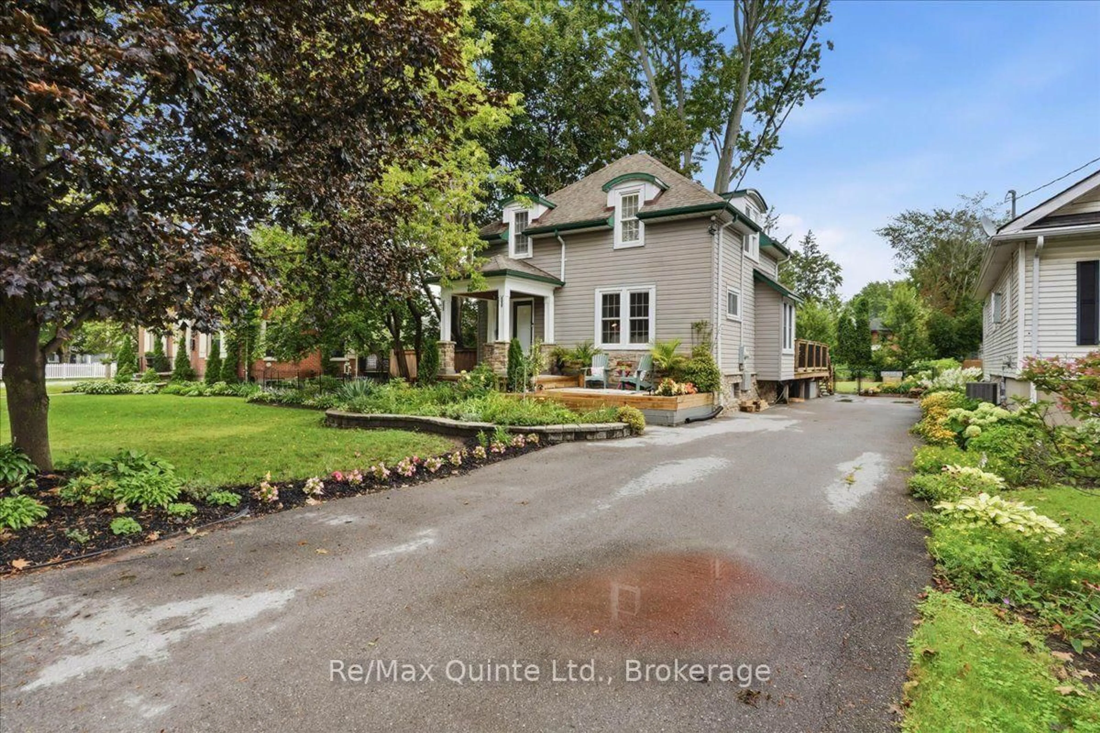 A pic from outside/outdoor area/front of a property/back of a property/a pic from drone, water/lake/river/ocean view for 225 Bleecker Ave, Belleville Ontario K8N 3T9