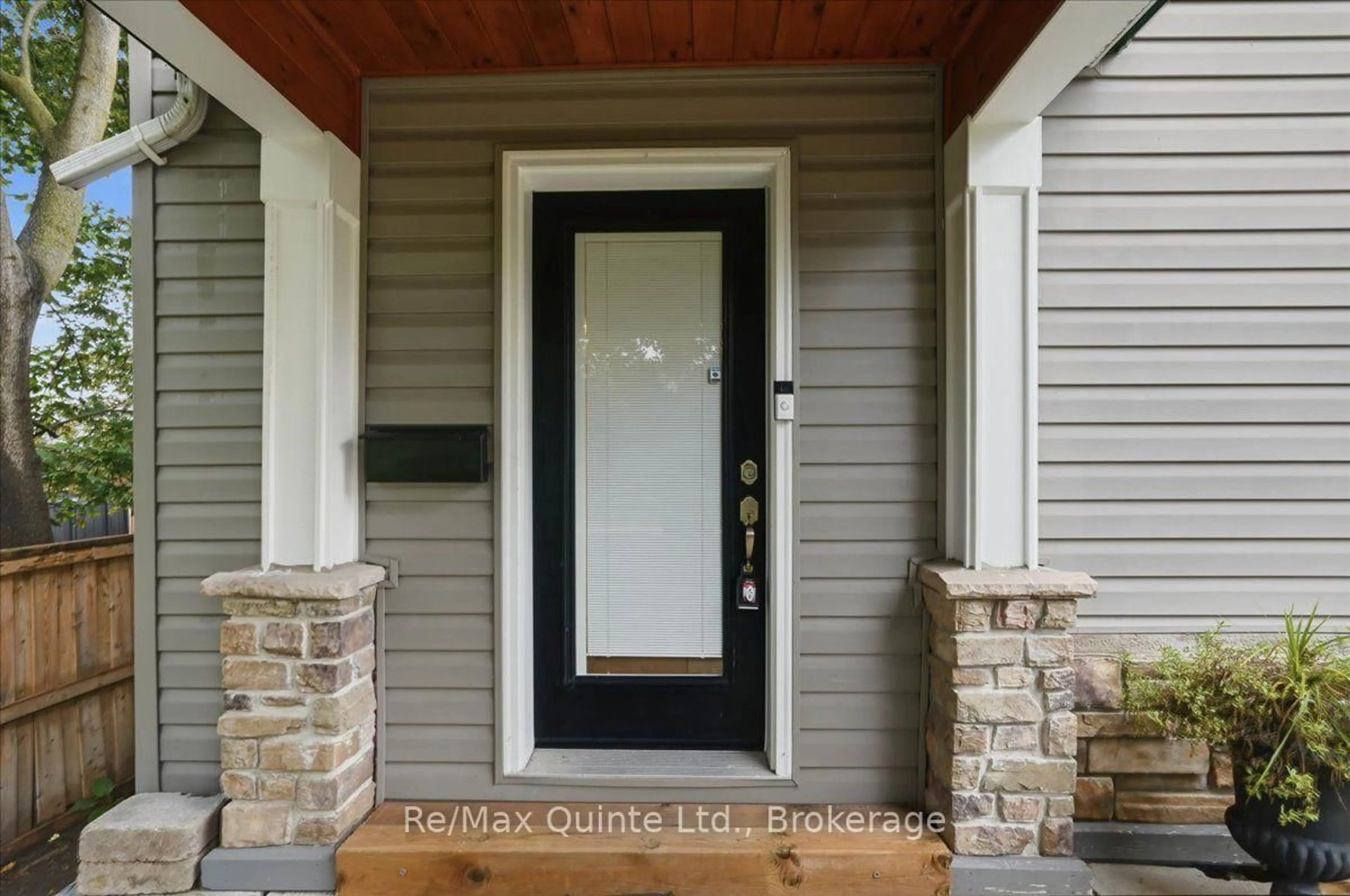Indoor entryway for 225 Bleecker Ave, Belleville Ontario K8N 3T9