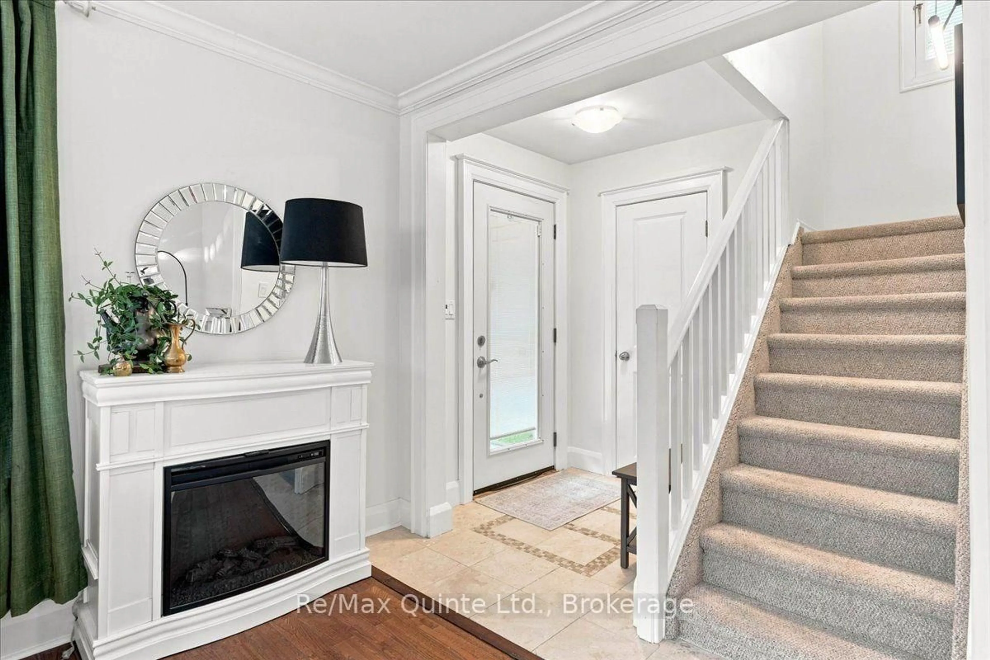 Indoor entryway for 225 Bleecker Ave, Belleville Ontario K8N 3T9