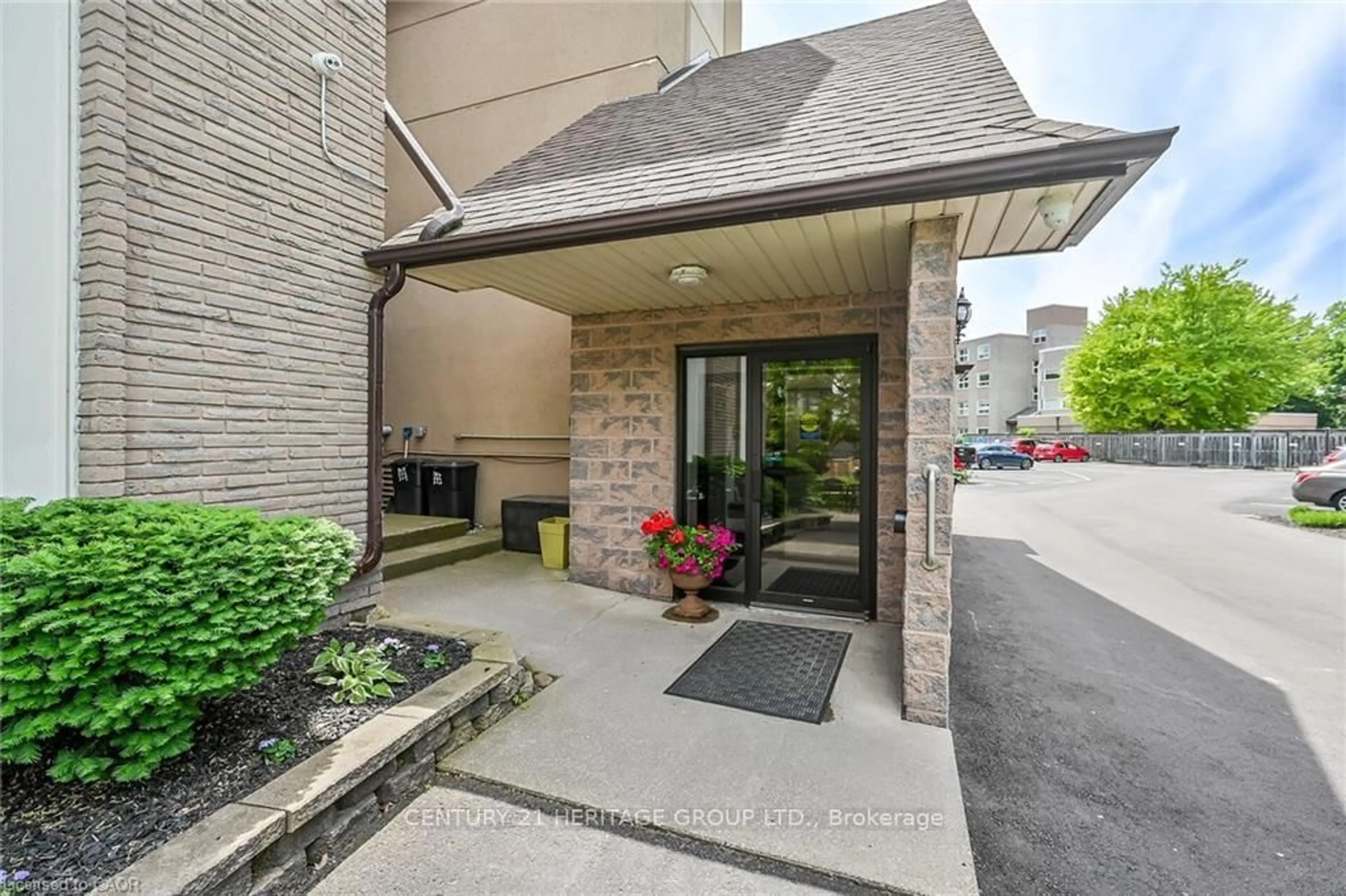 Indoor foyer for 20 John St #202, Grimsby Ontario L3M 1X5