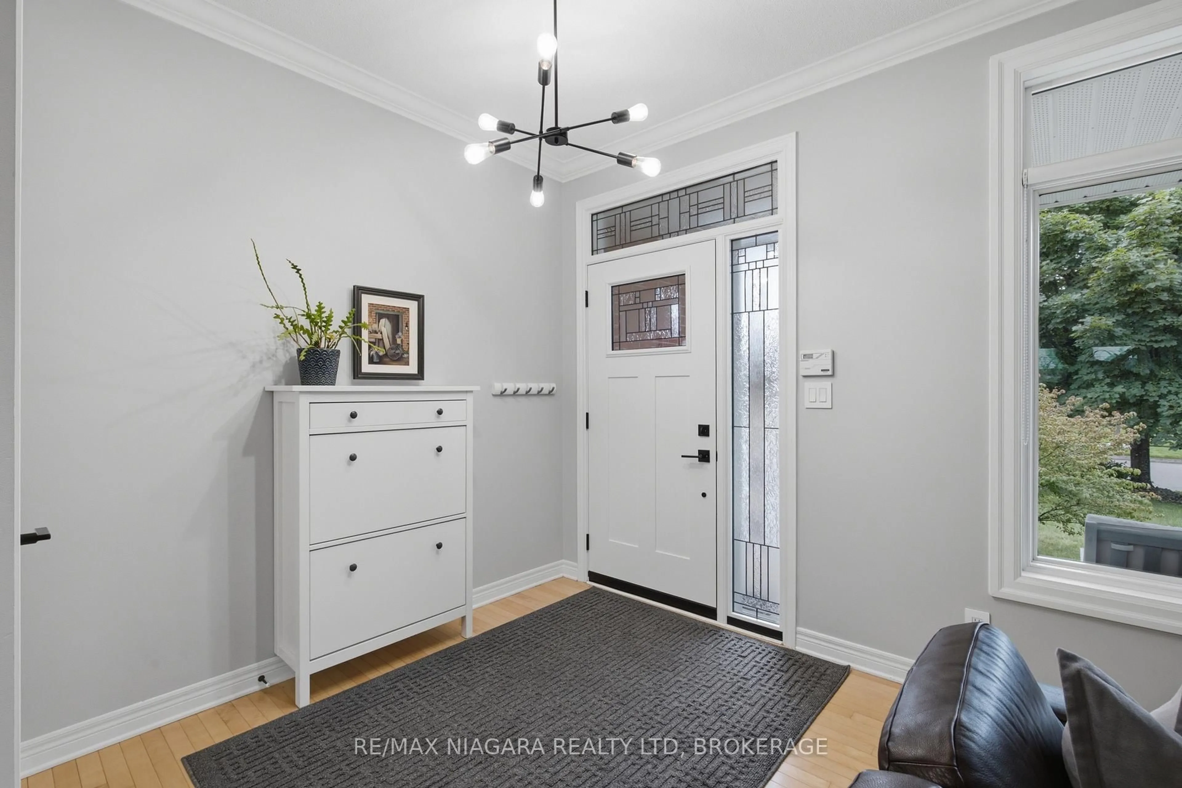Indoor entryway for 15 Cozocar Cres, St. Catharines Ontario L2S 3Y5