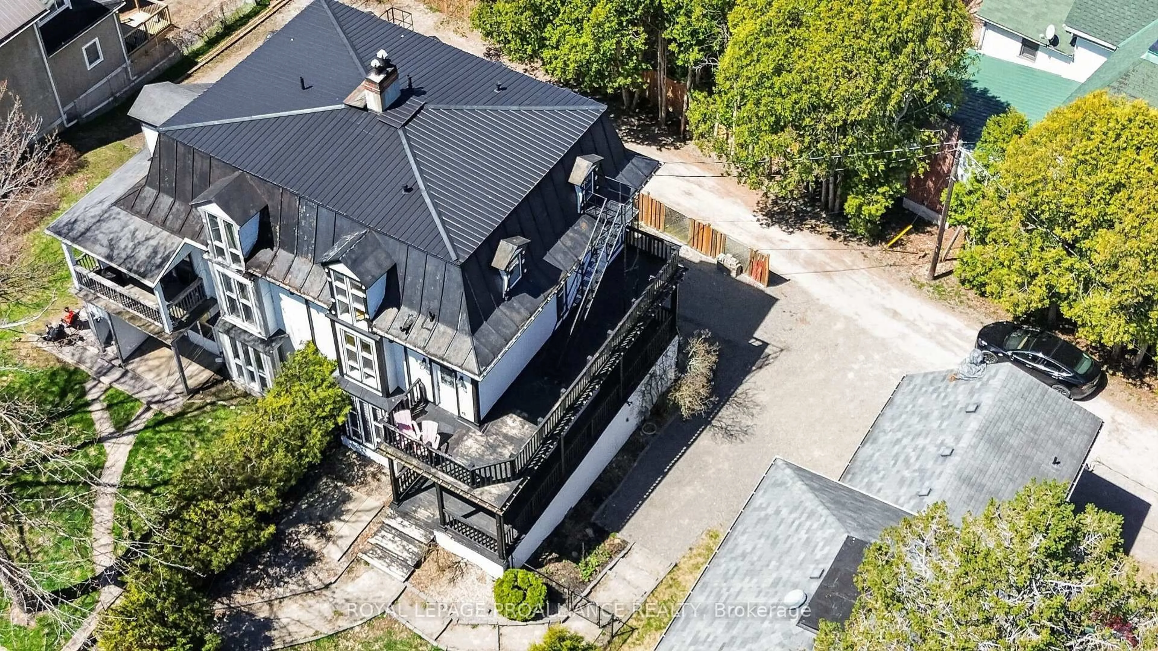A pic from outside/outdoor area/front of a property/back of a property/a pic from drone, building for 372 King St, Brockville Ontario K6V 3S6
