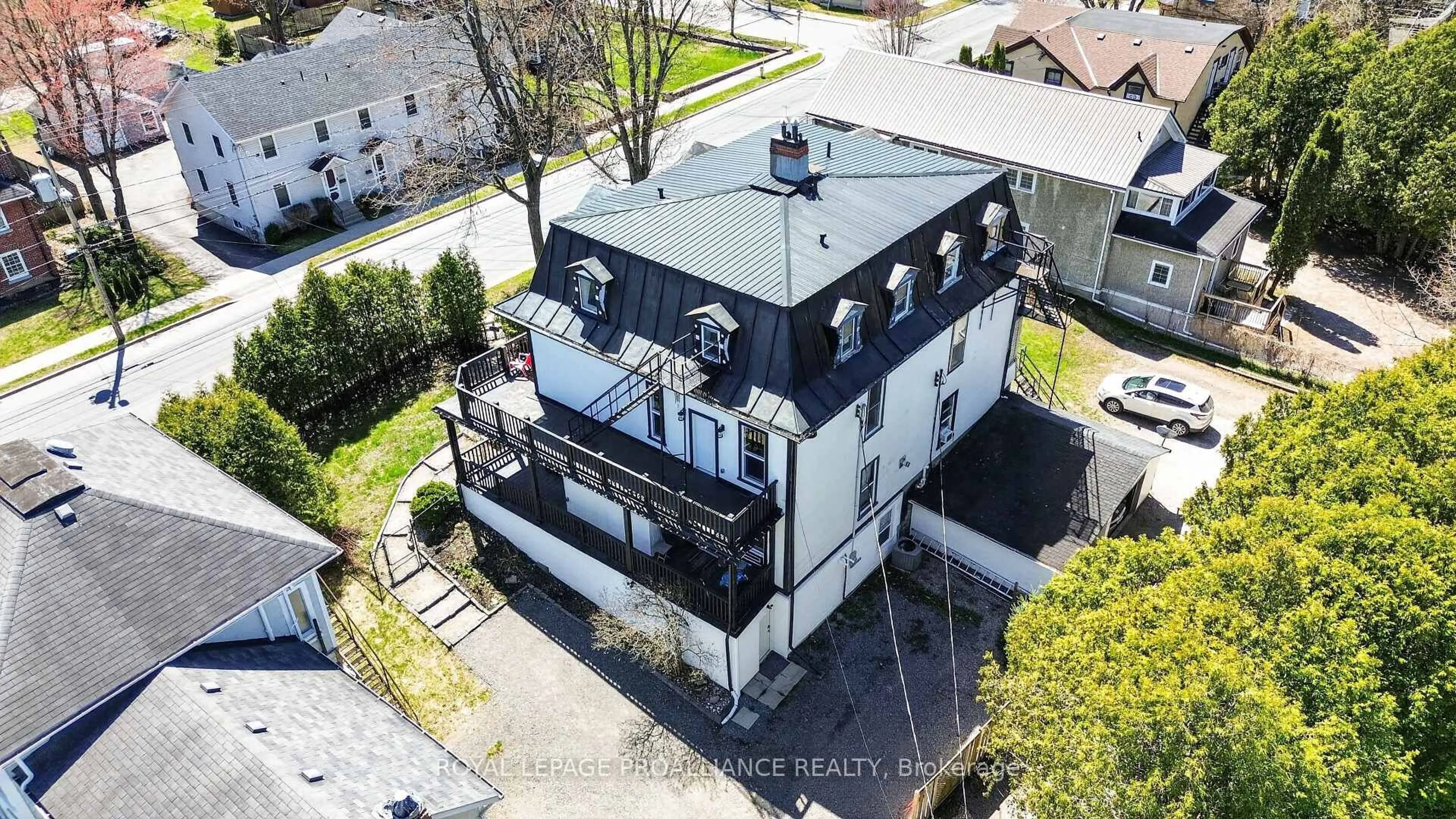A pic from outside/outdoor area/front of a property/back of a property/a pic from drone, building for 372 King St, Brockville Ontario K6V 3S6