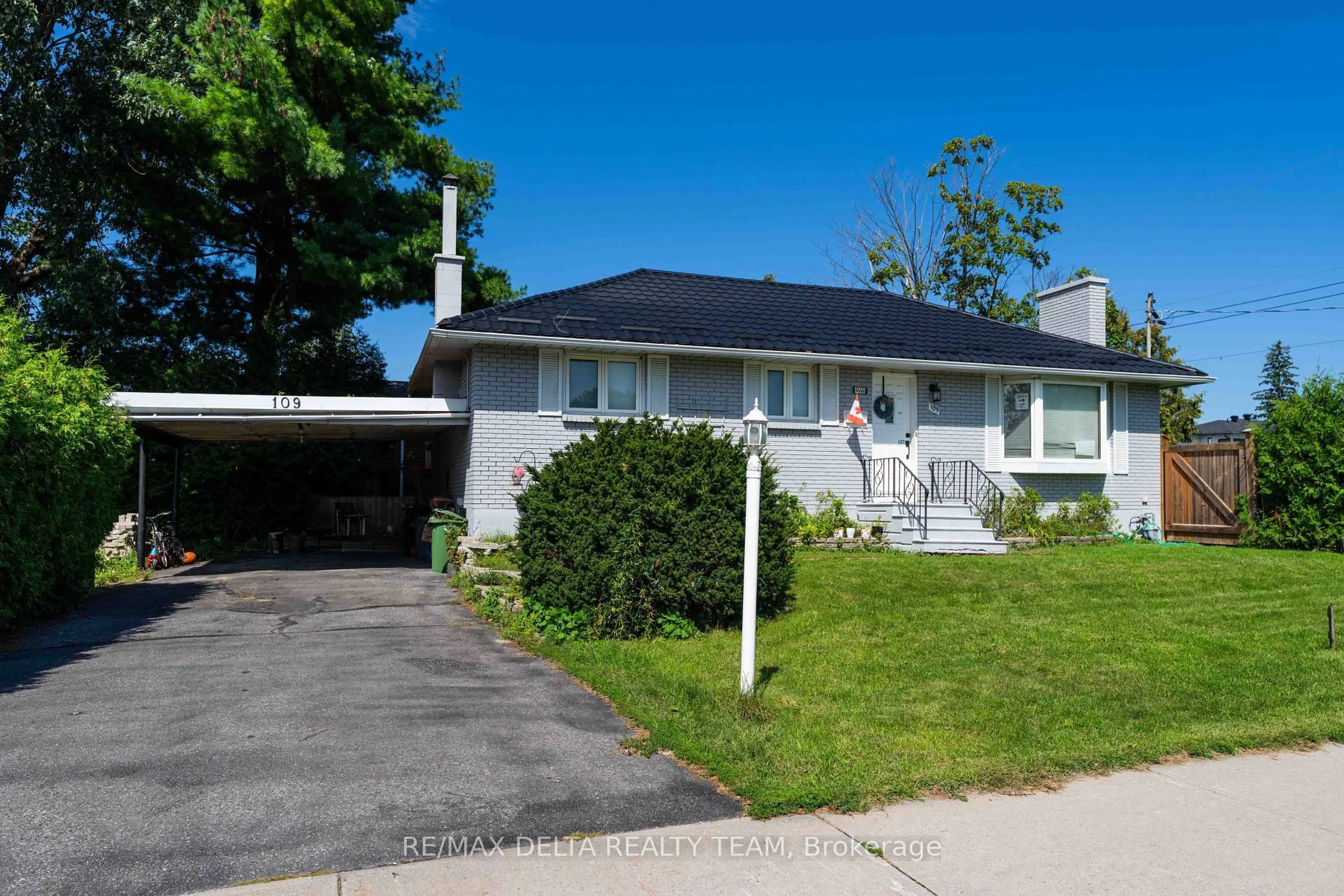 Home with vinyl exterior material, street for 109 Meadowlands Dr, Ottawa Ontario K2G 2S1