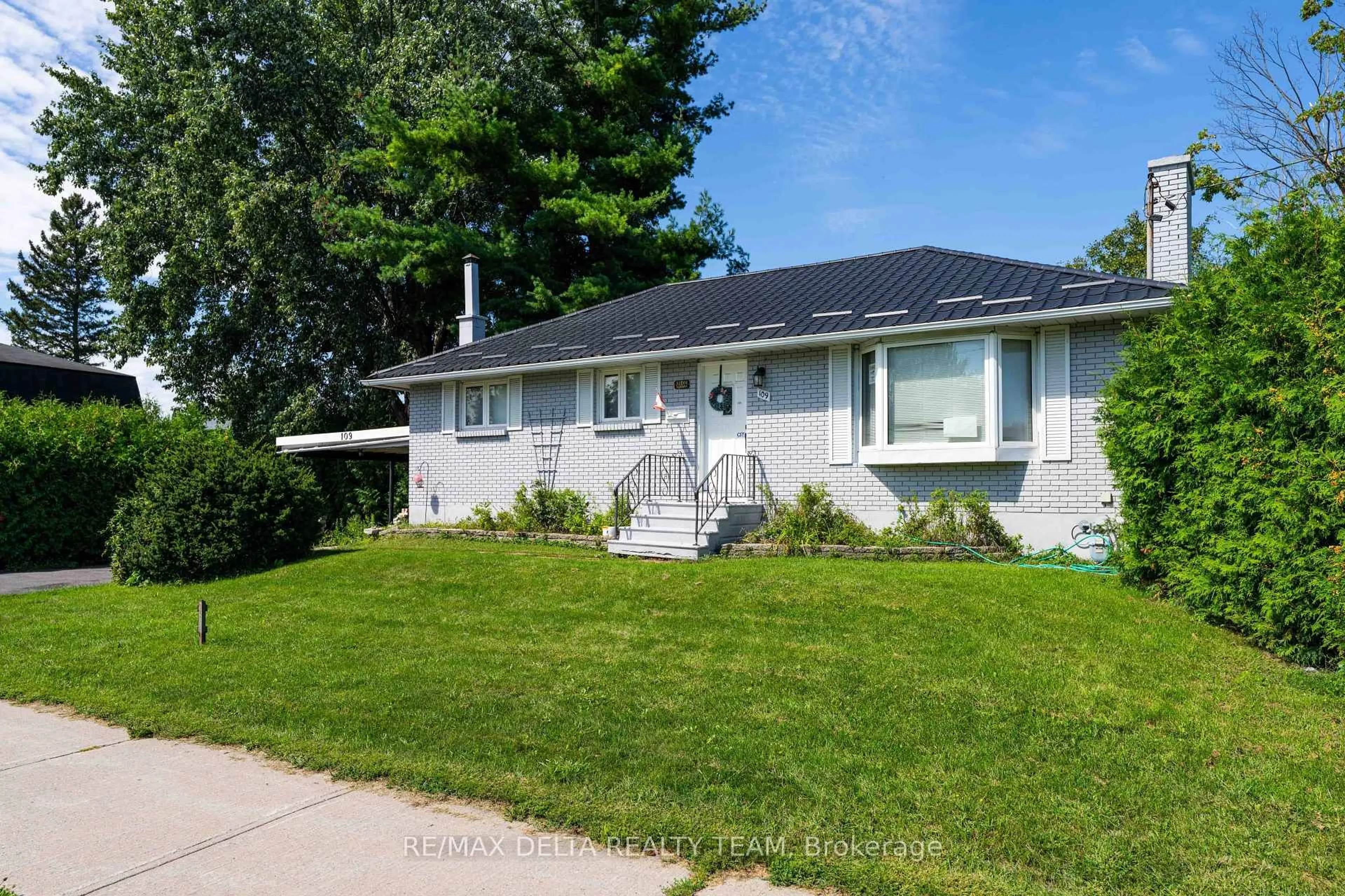 Home with vinyl exterior material, street for 109 Meadowlands Dr, Ottawa Ontario K2G 2S1