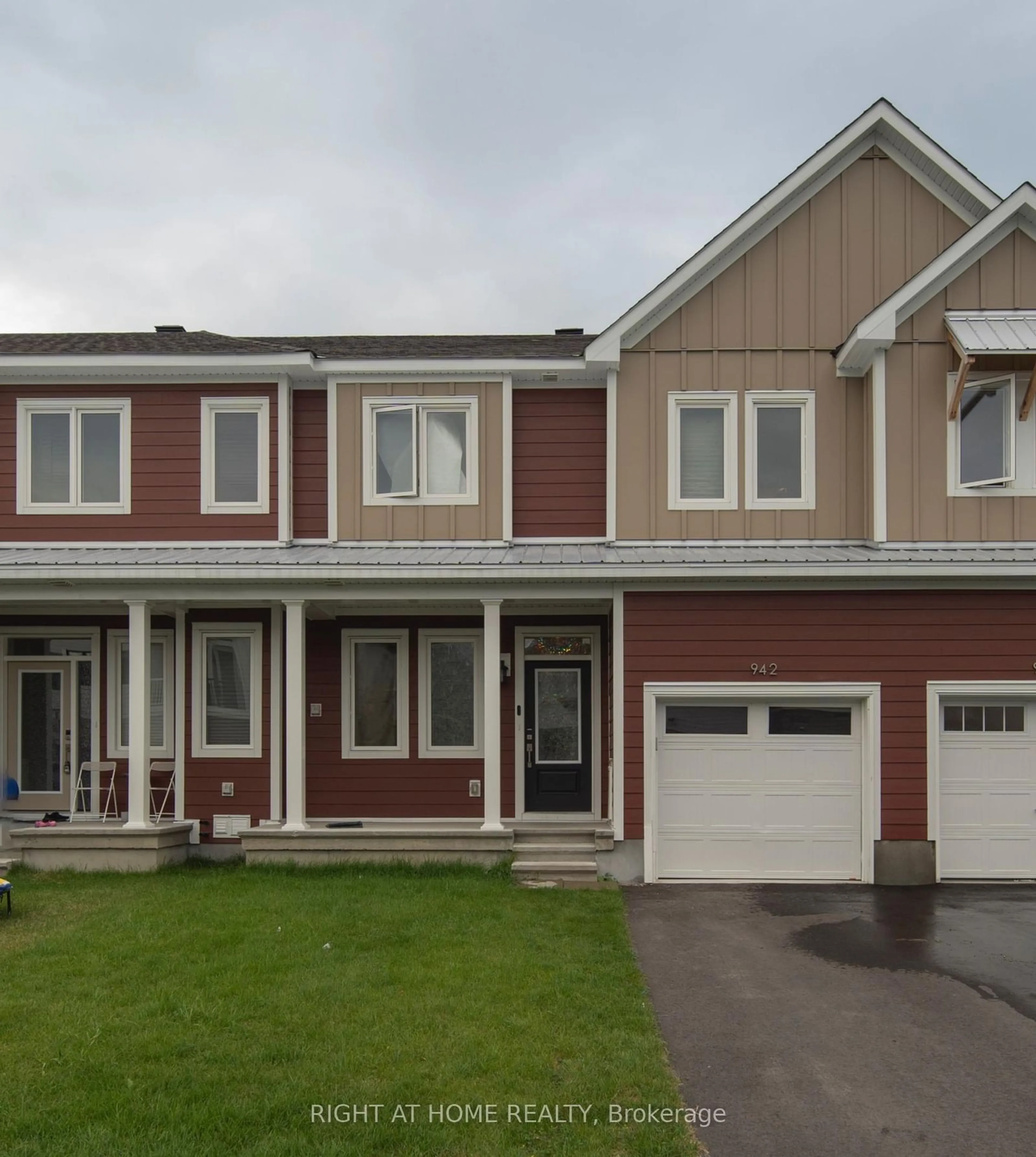 Home with vinyl exterior material, street for 942 Seagrave Lane, Richmond Ontario K0A 2Z0