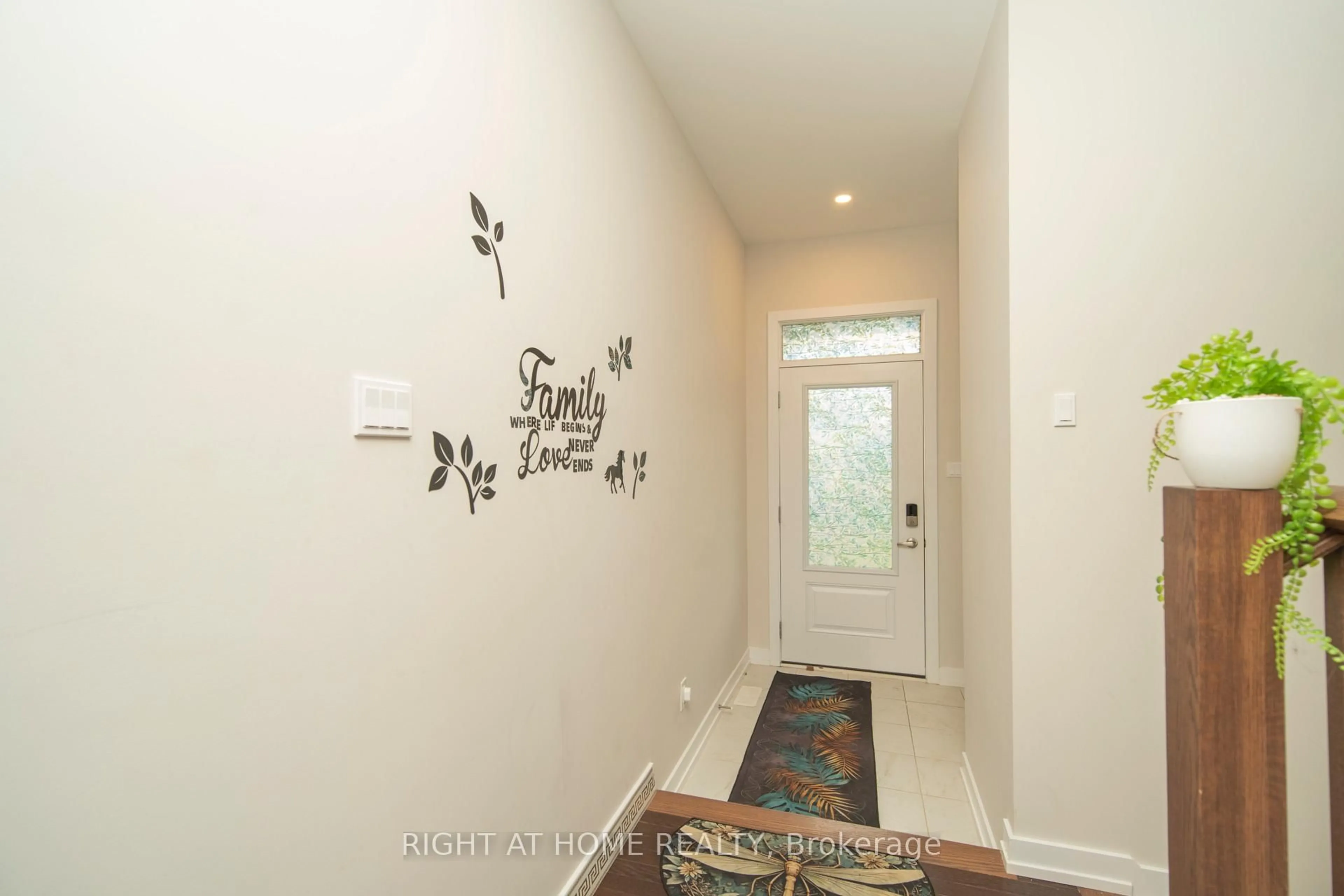 Indoor entryway for 942 Seagrave Lane, Richmond Ontario K0A 2Z0